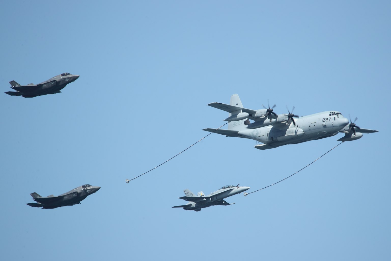 Une formation d'avions militaires effectuant un ravitaillement en vol