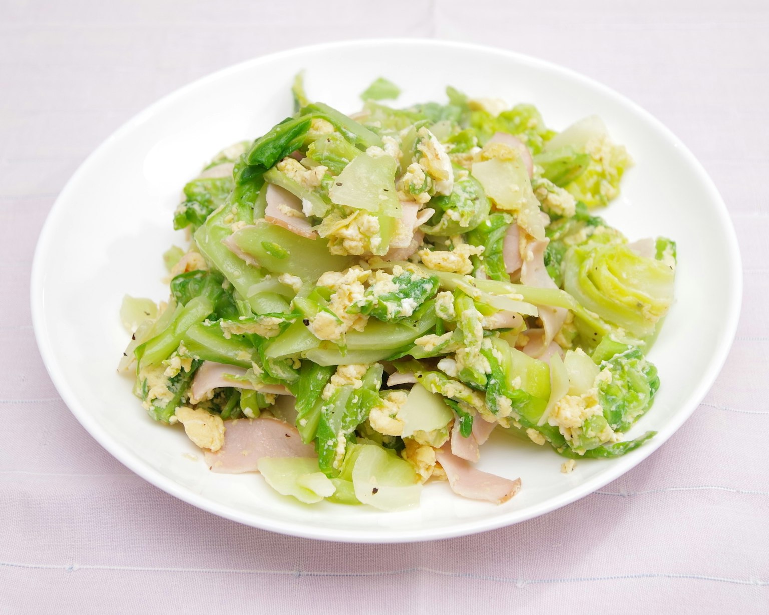 Salad dengan sayuran hijau dan ham