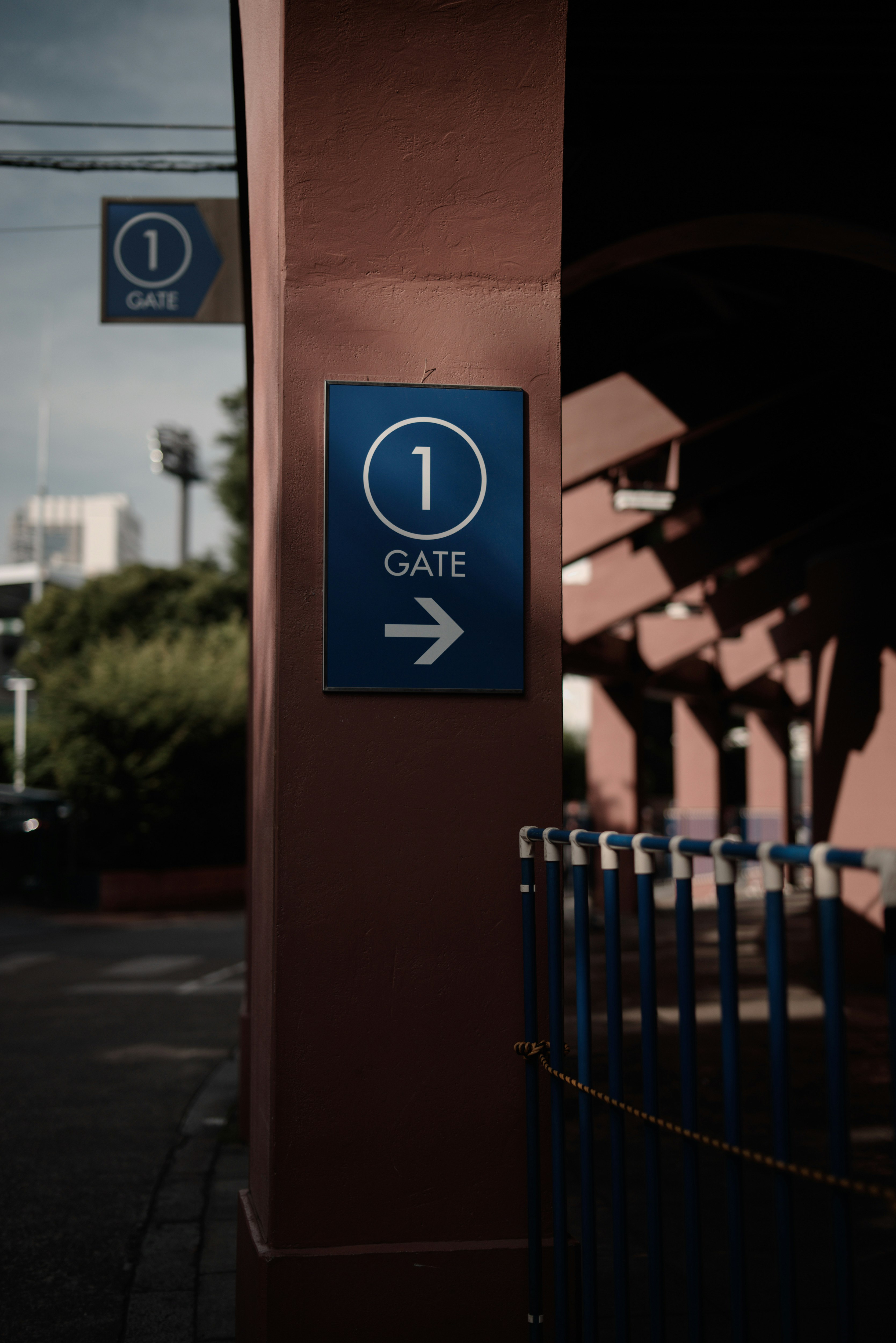 Vue urbaine à l’entrée avec un panneau « GATE 1 »