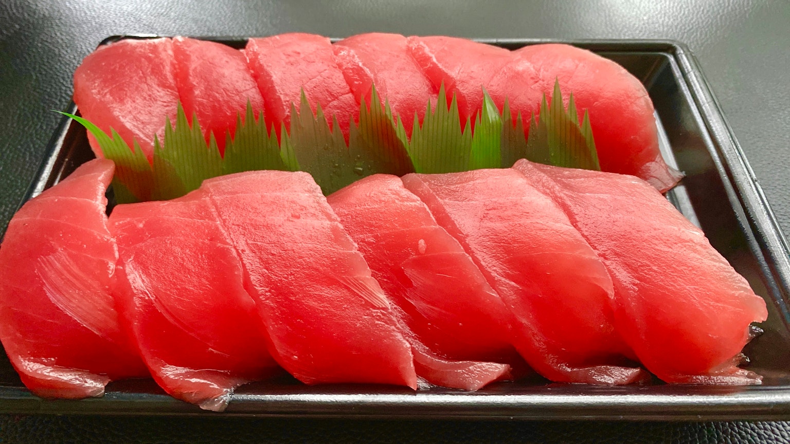 Rebanadas de sashimi de atún rojo fresco en un plato