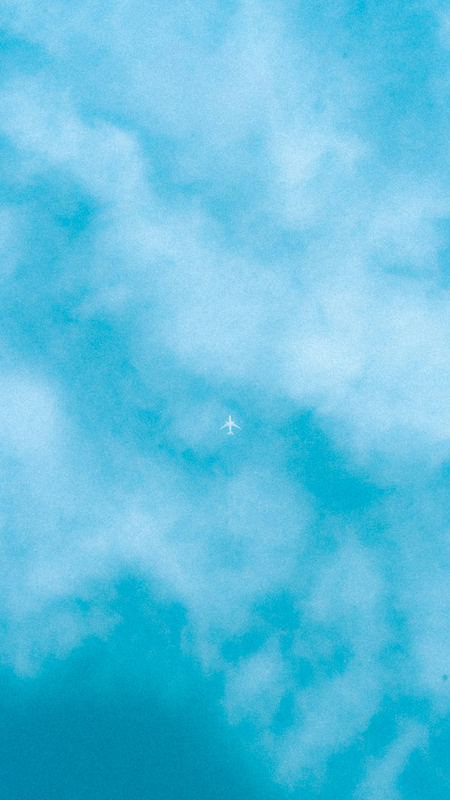 青い空に浮かぶ白い雲と小さな月