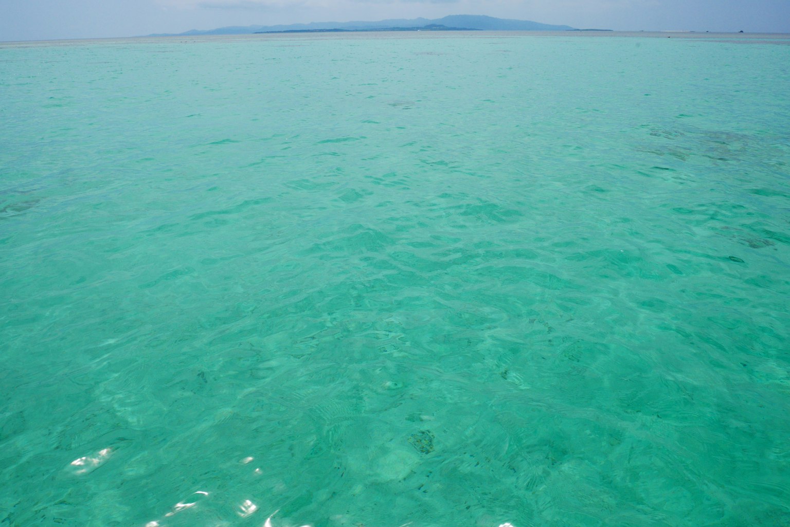 清澈的藍綠色海水和遠處的島嶼