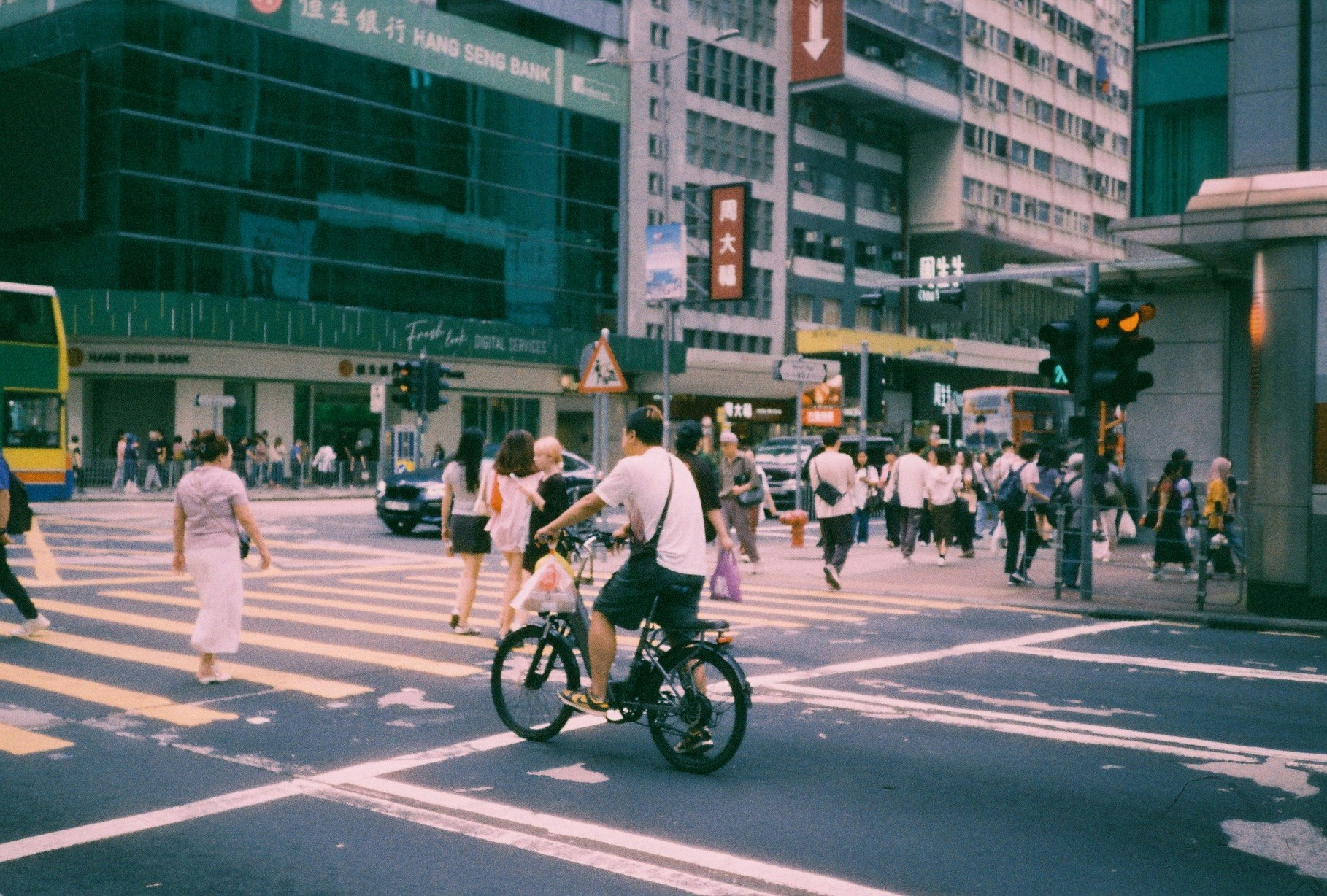 自転車と歩行者が行き交う都市の交差点