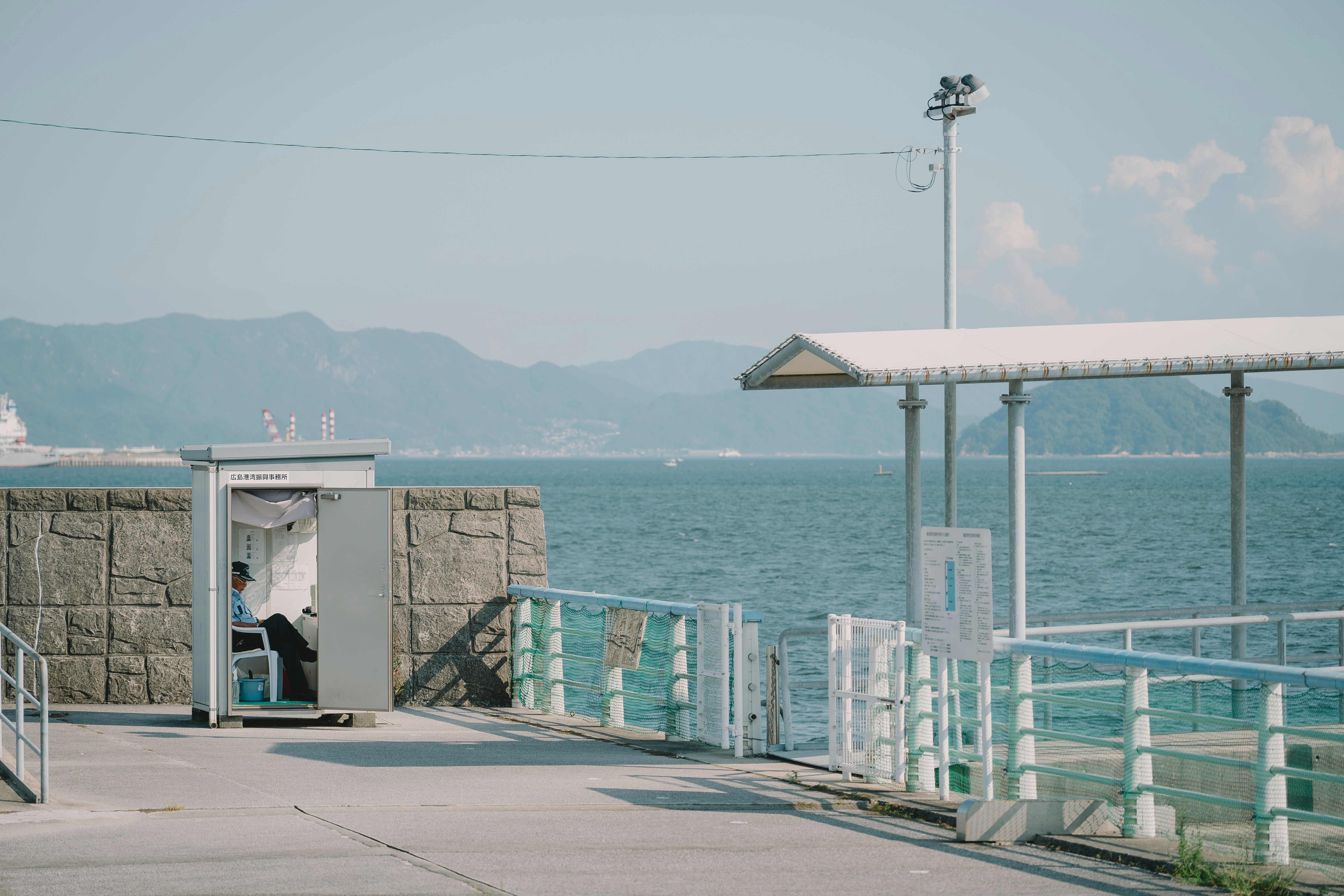 Passeggiata sul mare con diga frangiflutti e ringhiere