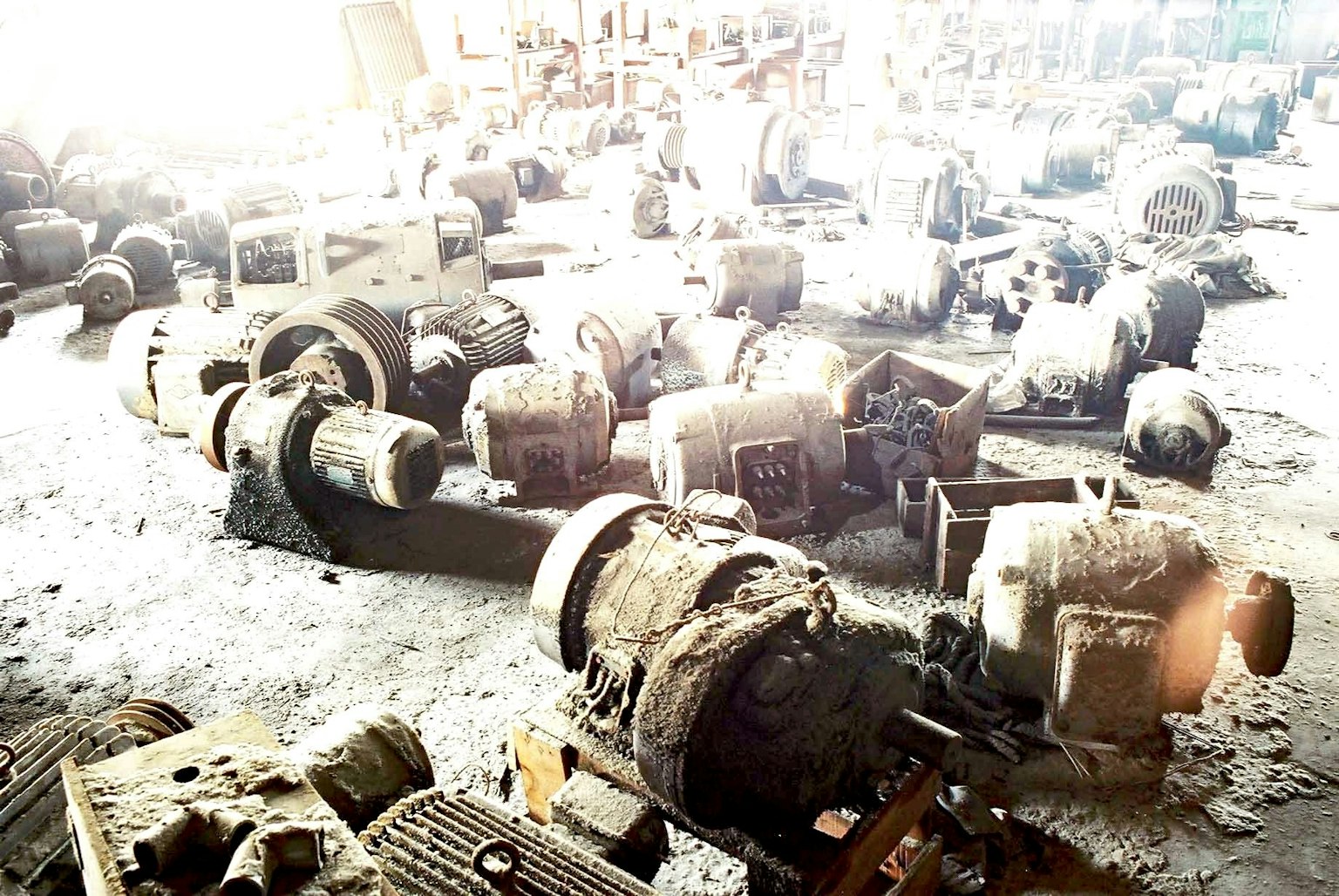 散落在工業空間中的塵土飛揚的舊電機