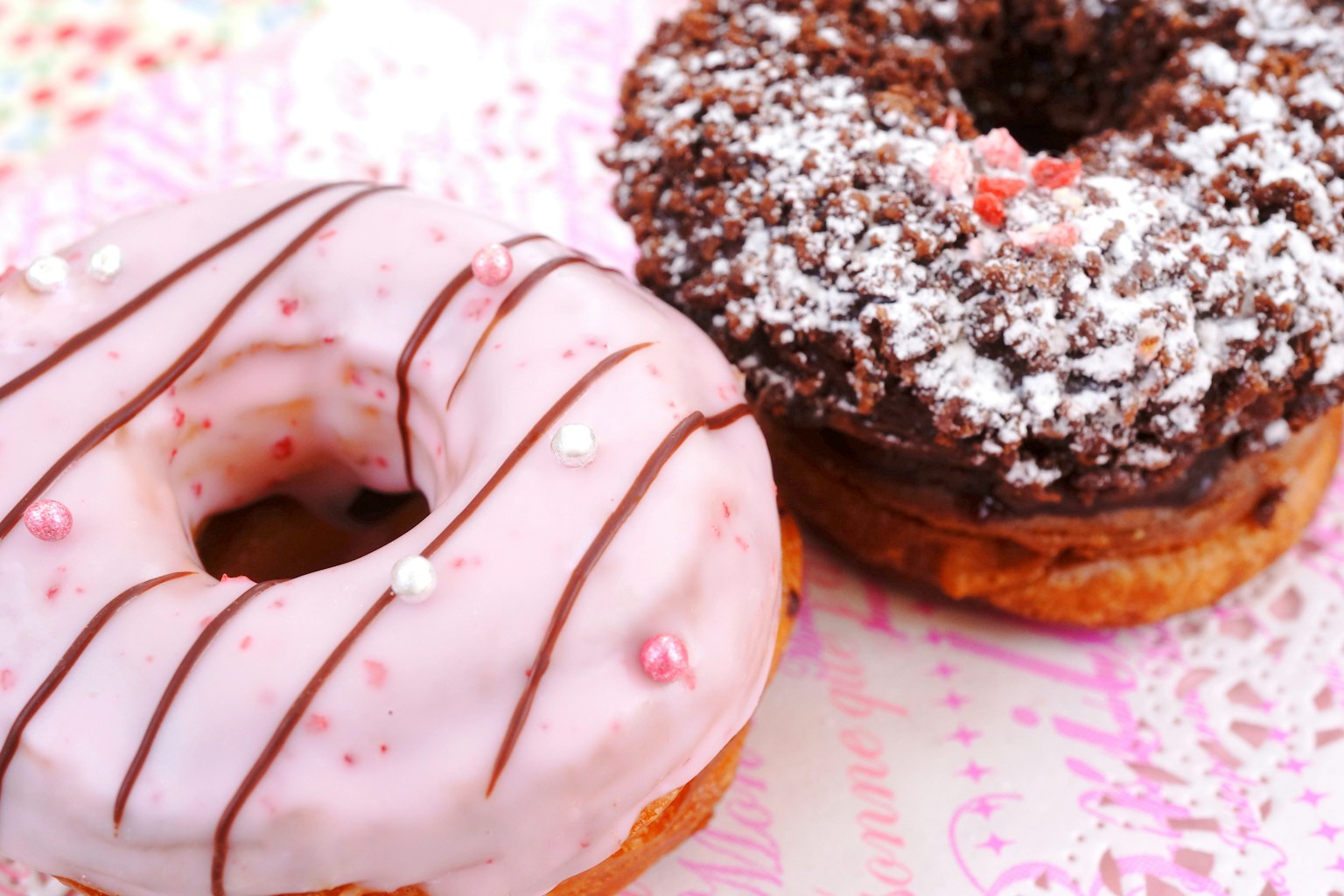 Buntes Dessert mit rosa und Schokoladendoughnuts