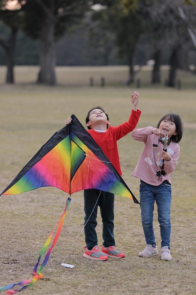 大仙公園で凧を上げる親子の凧揚げ風景