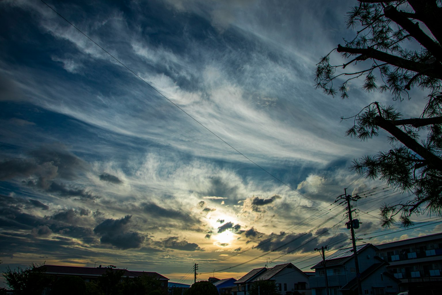 Schöne Landschaft mit Wolken und Sonnenuntergang in einem blauen Himmel