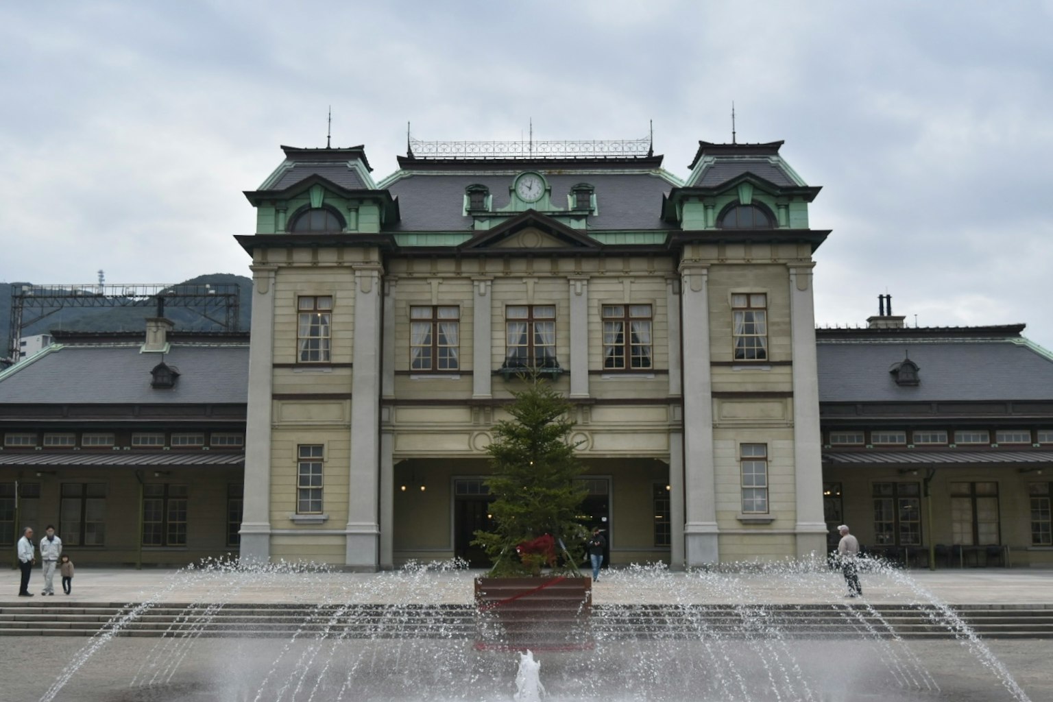 Historisches Gebäude mit einem Brunnen im Vordergrund