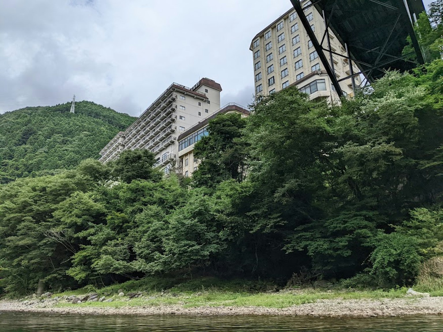 Vista panoramica di un hotel di lusso vicino al fiume circondato da vegetazione lussureggiante