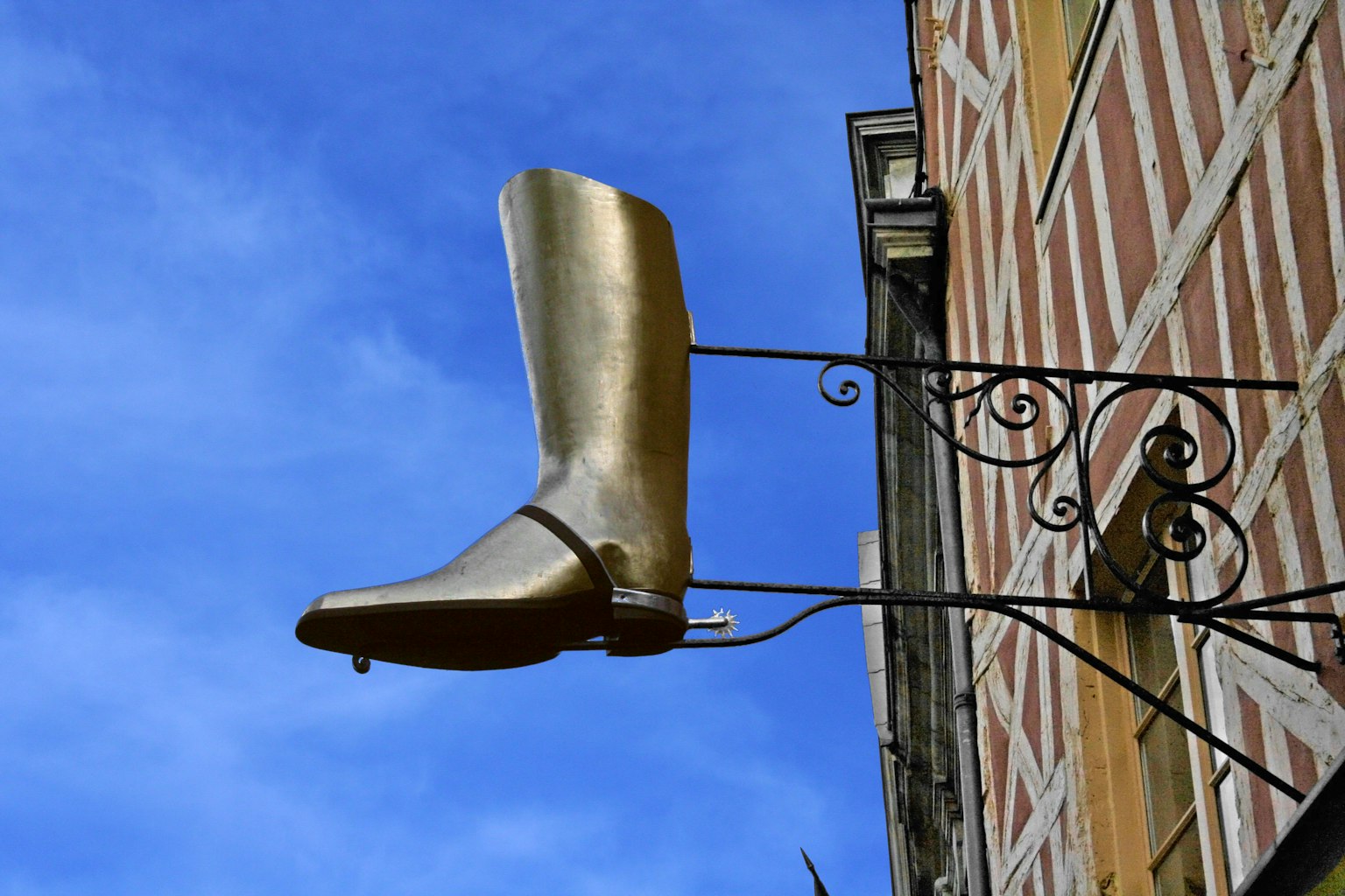 Bota dorada colgando bajo un cielo azul