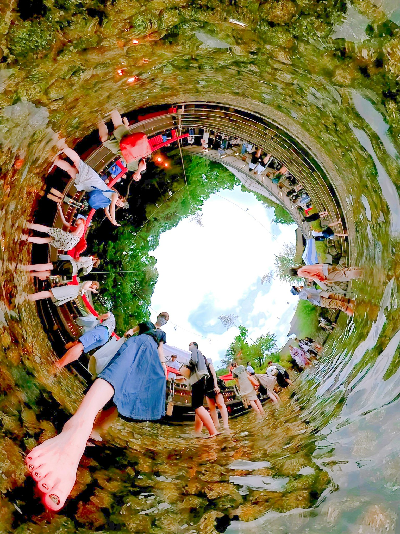 Image panoramique de nombreuses personnes profitant près de l'eau