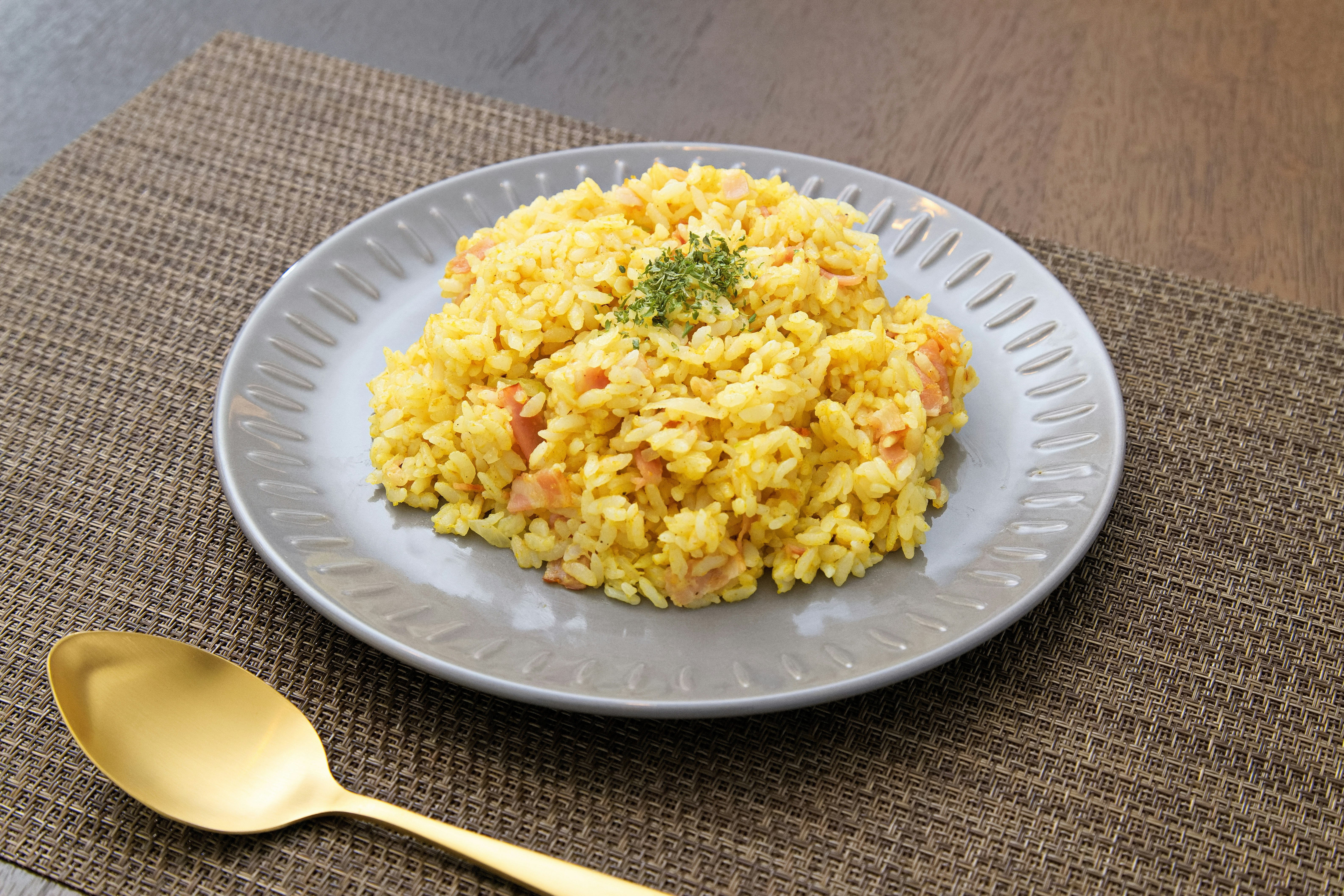 皿に盛られたチャーハン（炒飯）
