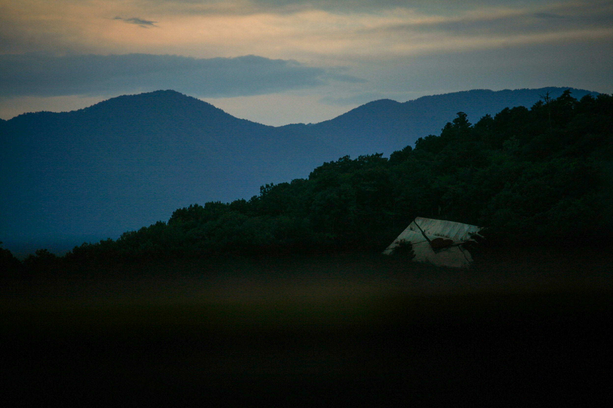 山並みと森に沈む夕暮れの風景