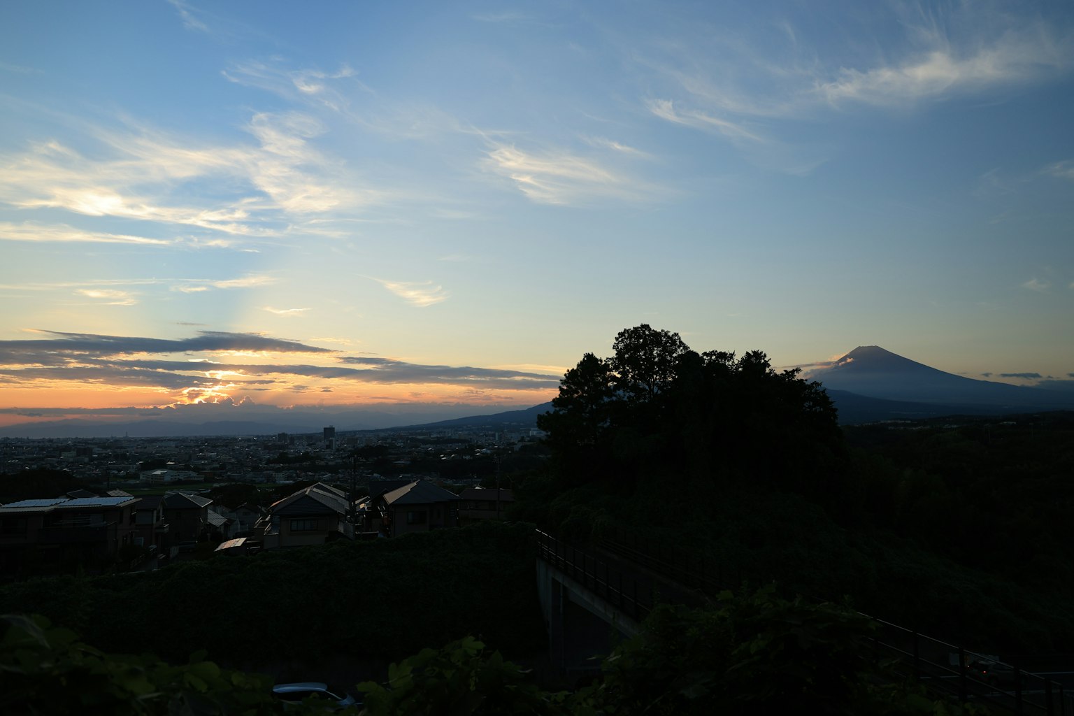 Schöner Sonnenuntergangshimmel mit Berglandschaft