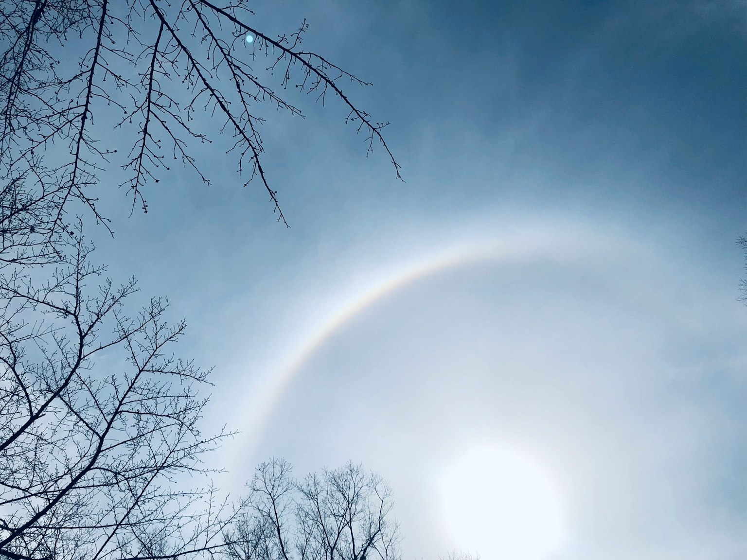 Una vista stupefacente di un alone di luce sotto un cielo blu