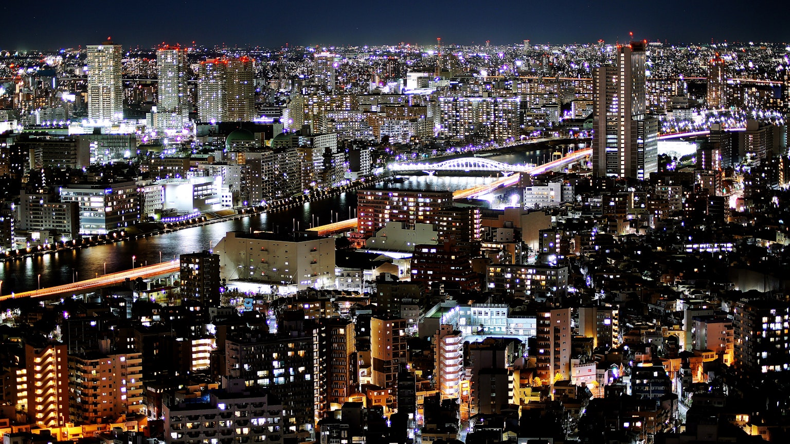 东京夜景 高楼大厦和灯光闪烁的街道 亮丽的河流