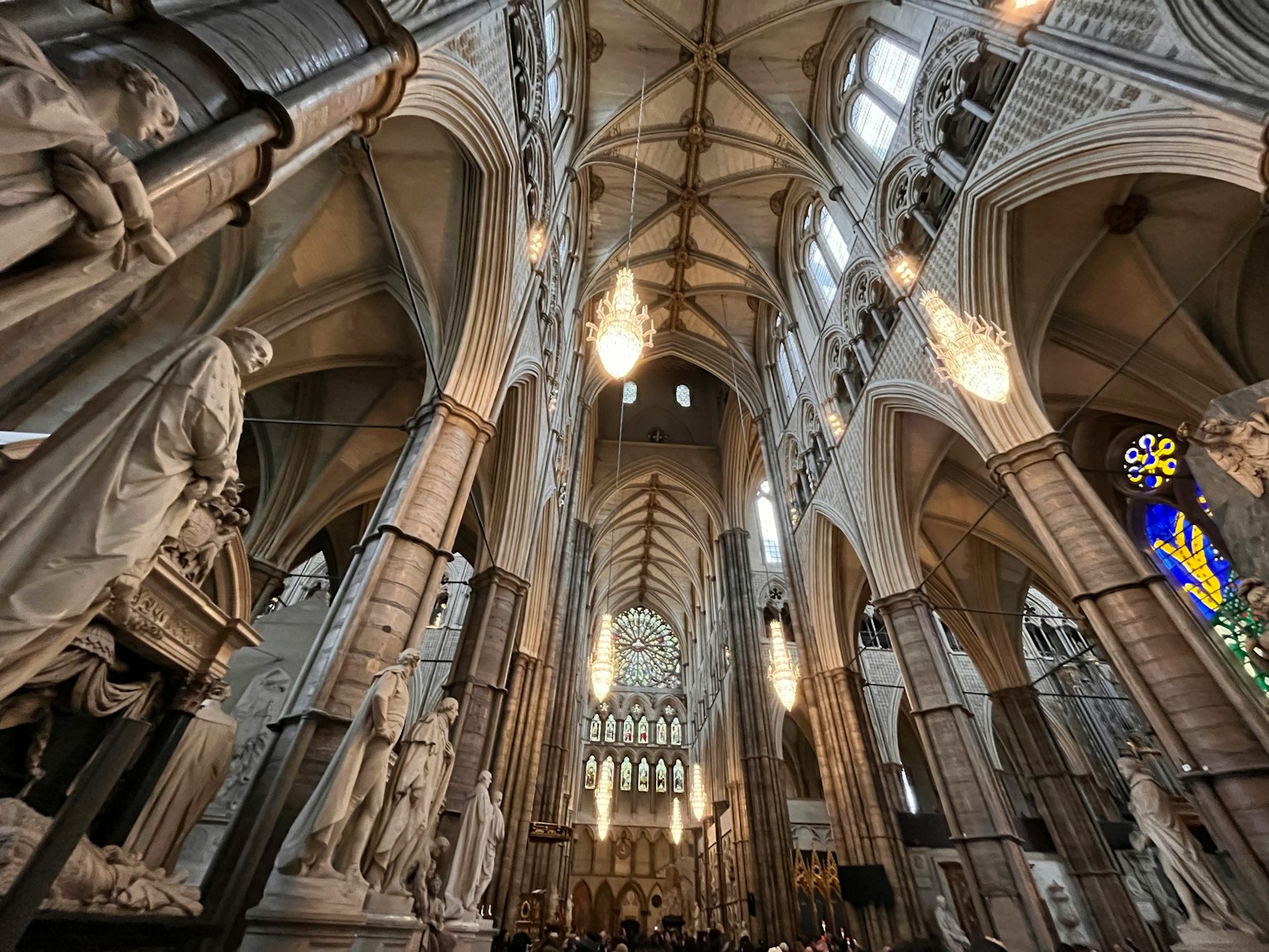 Innenansicht der Westminster Abbey mit großen Bögen und Skulpturen