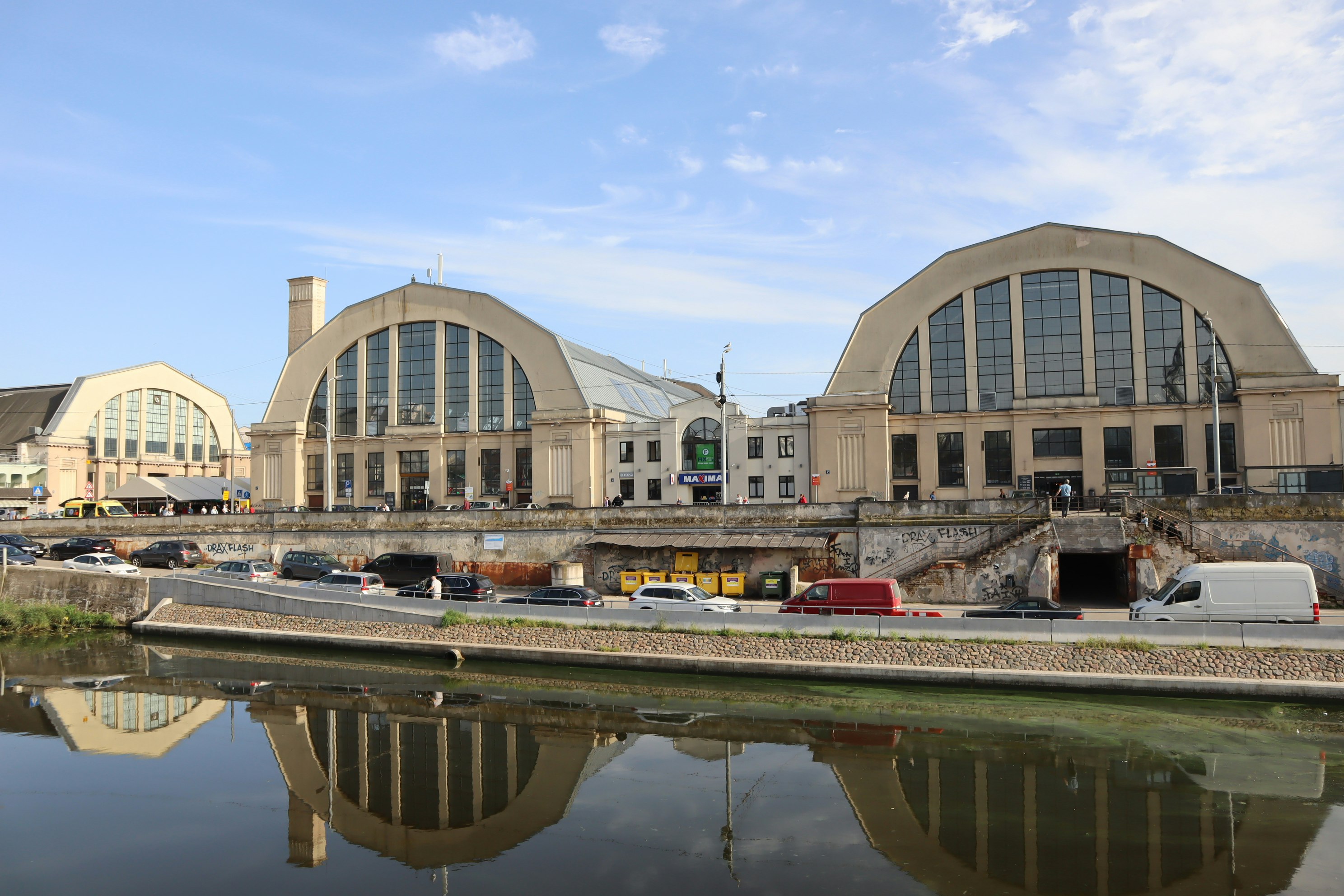 Reihe großer gewölbter Gebäude am Flussufer