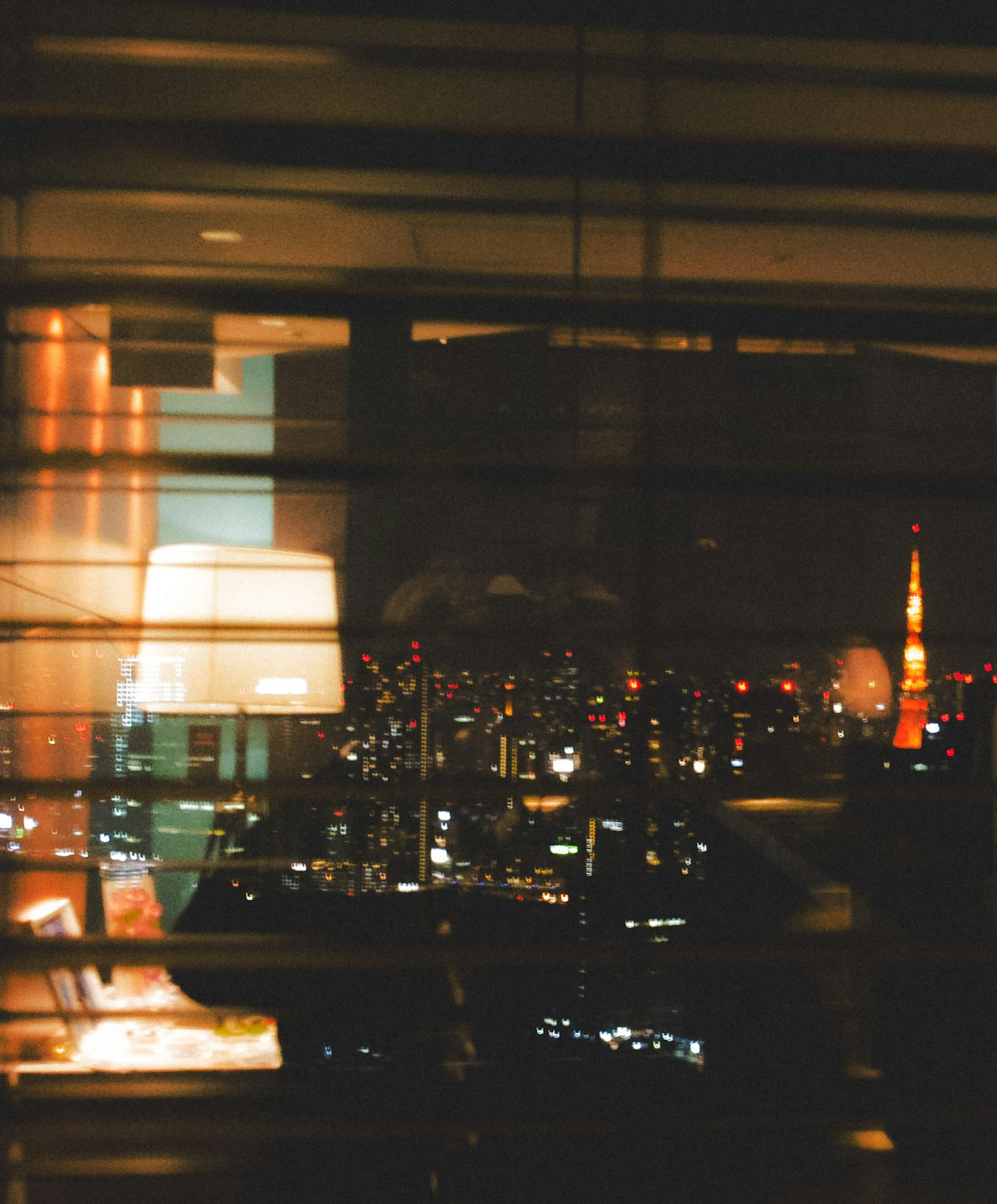 夜景在窗户上反射，灯光和东京塔