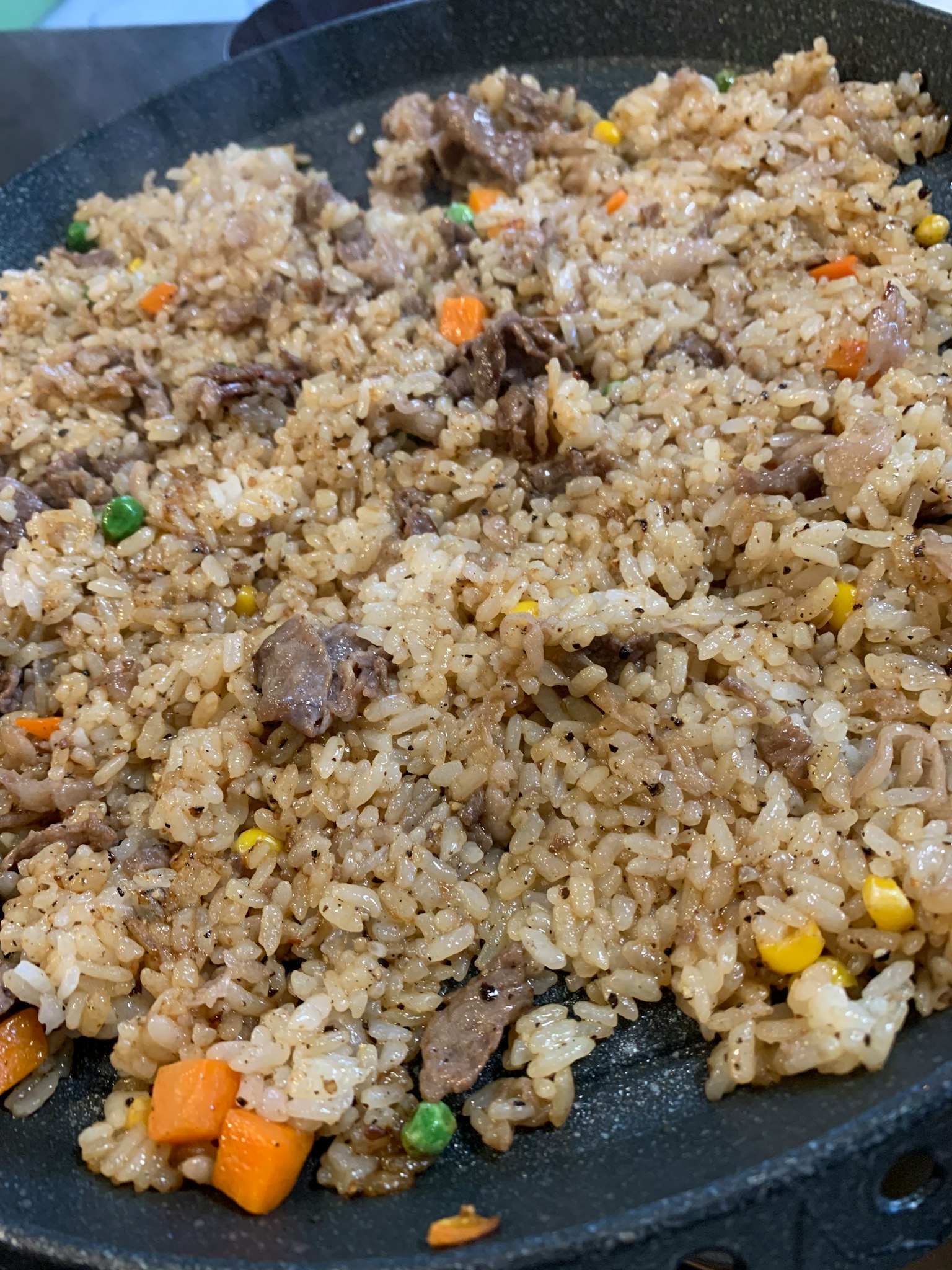 ข้าวผัดผสมเนื้อและผักบนจาน
