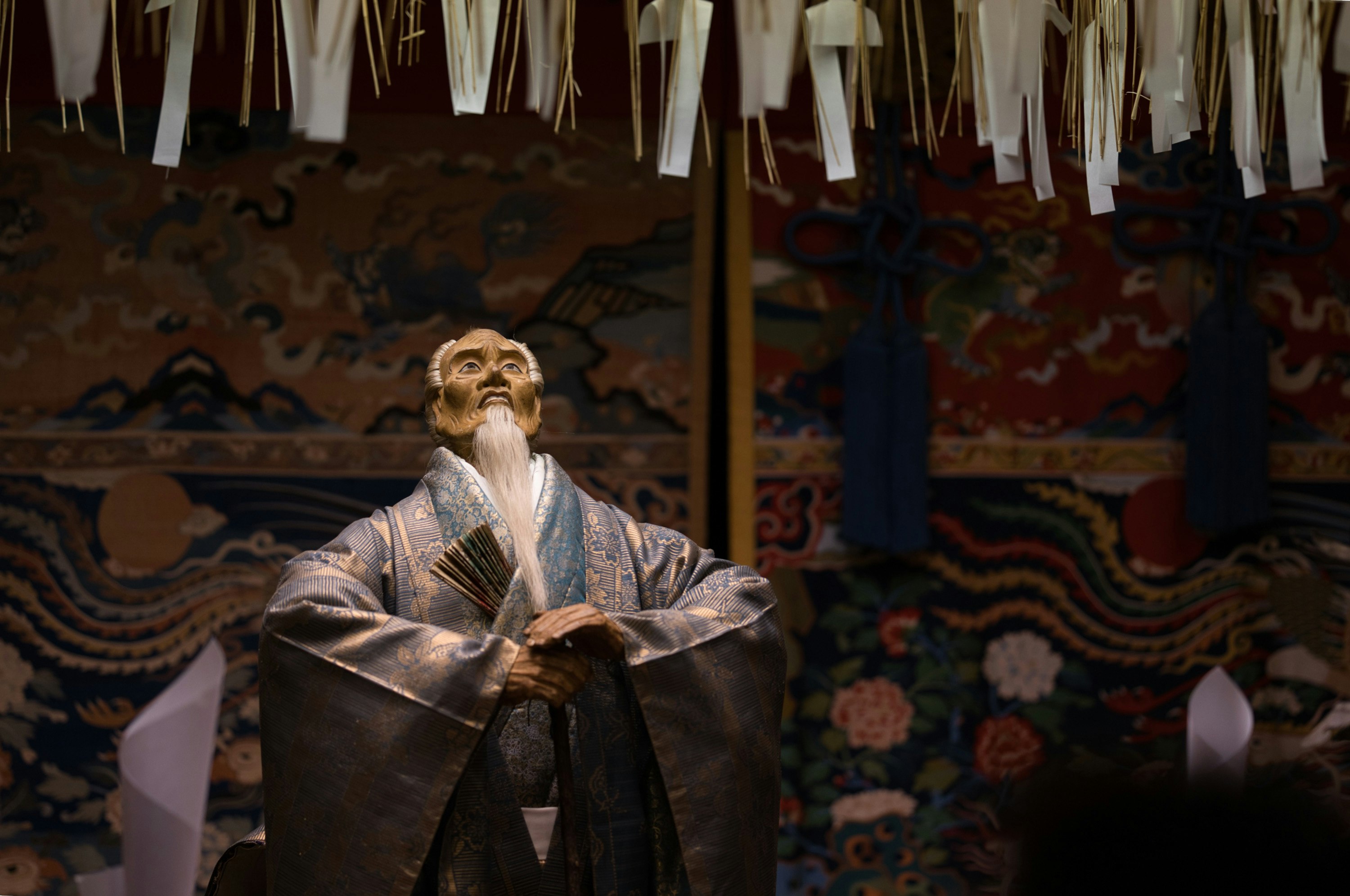 祇園祭の黒主山を思わせる衣装の人形が飾られた祭りの舞台