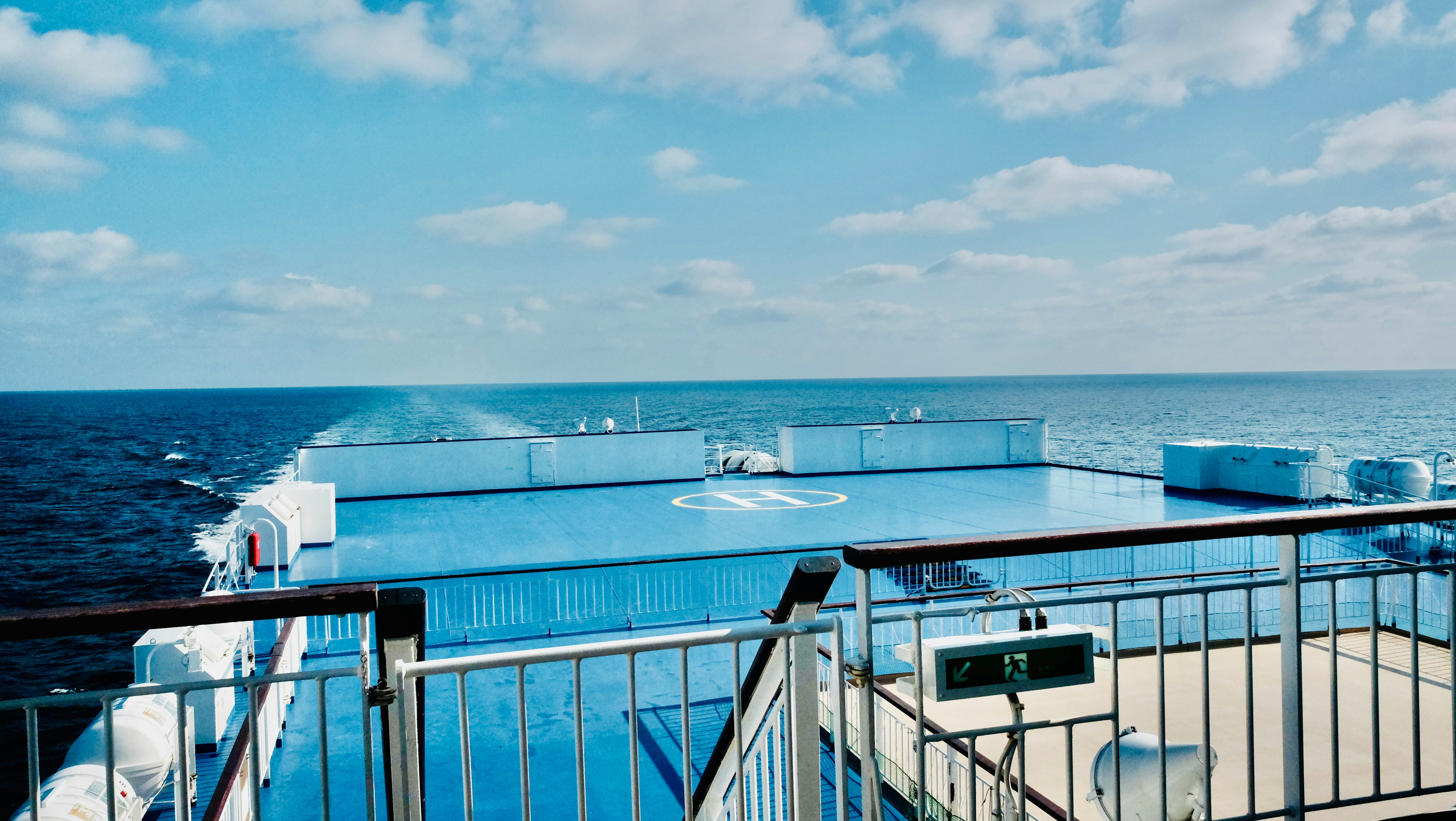 日本海フェリーのデッキから見える海と水平線