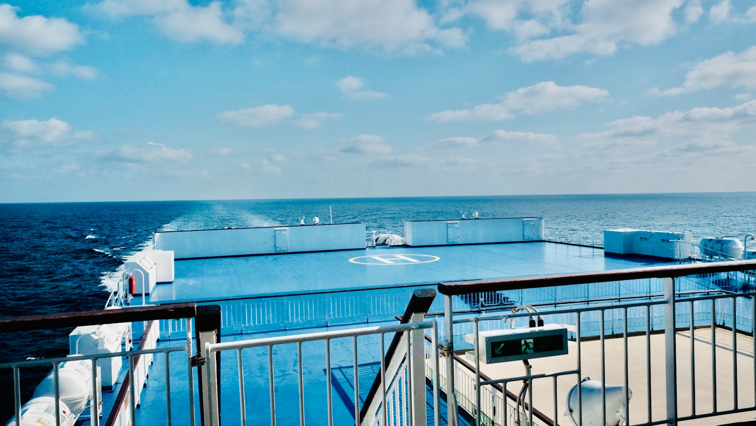 Vista di un ponte di traghetto con oceano e cielo blu