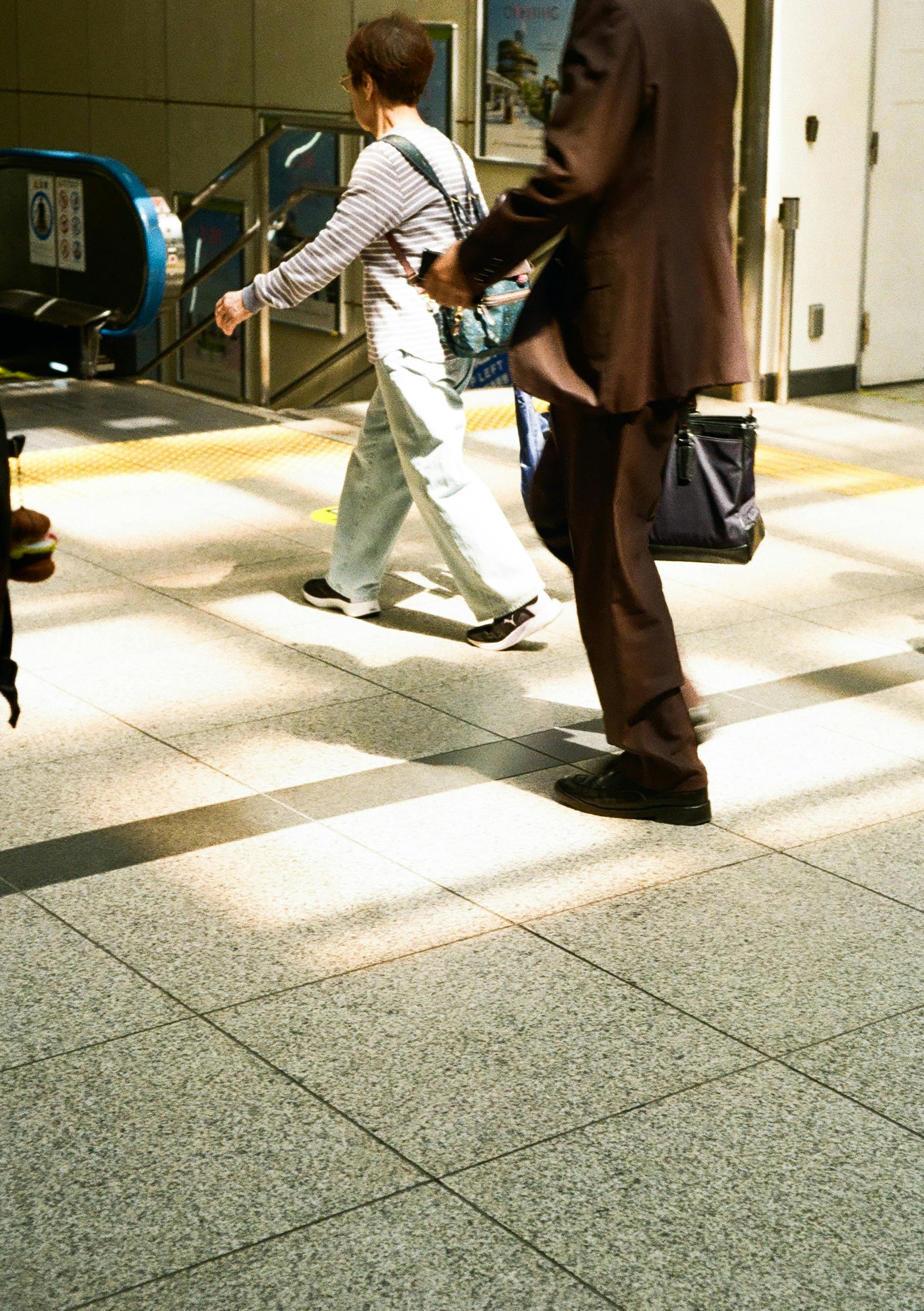 駅の改札前でベビーカーを押す親子