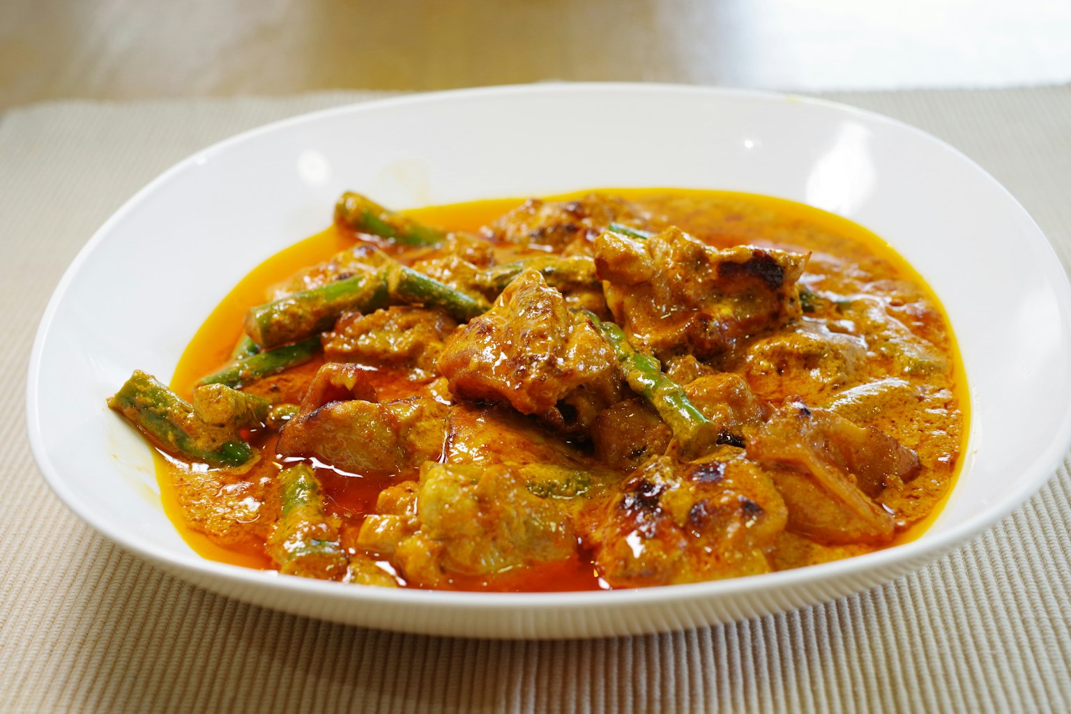 Hidangan daging pedas beraroma kari dengan sayuran