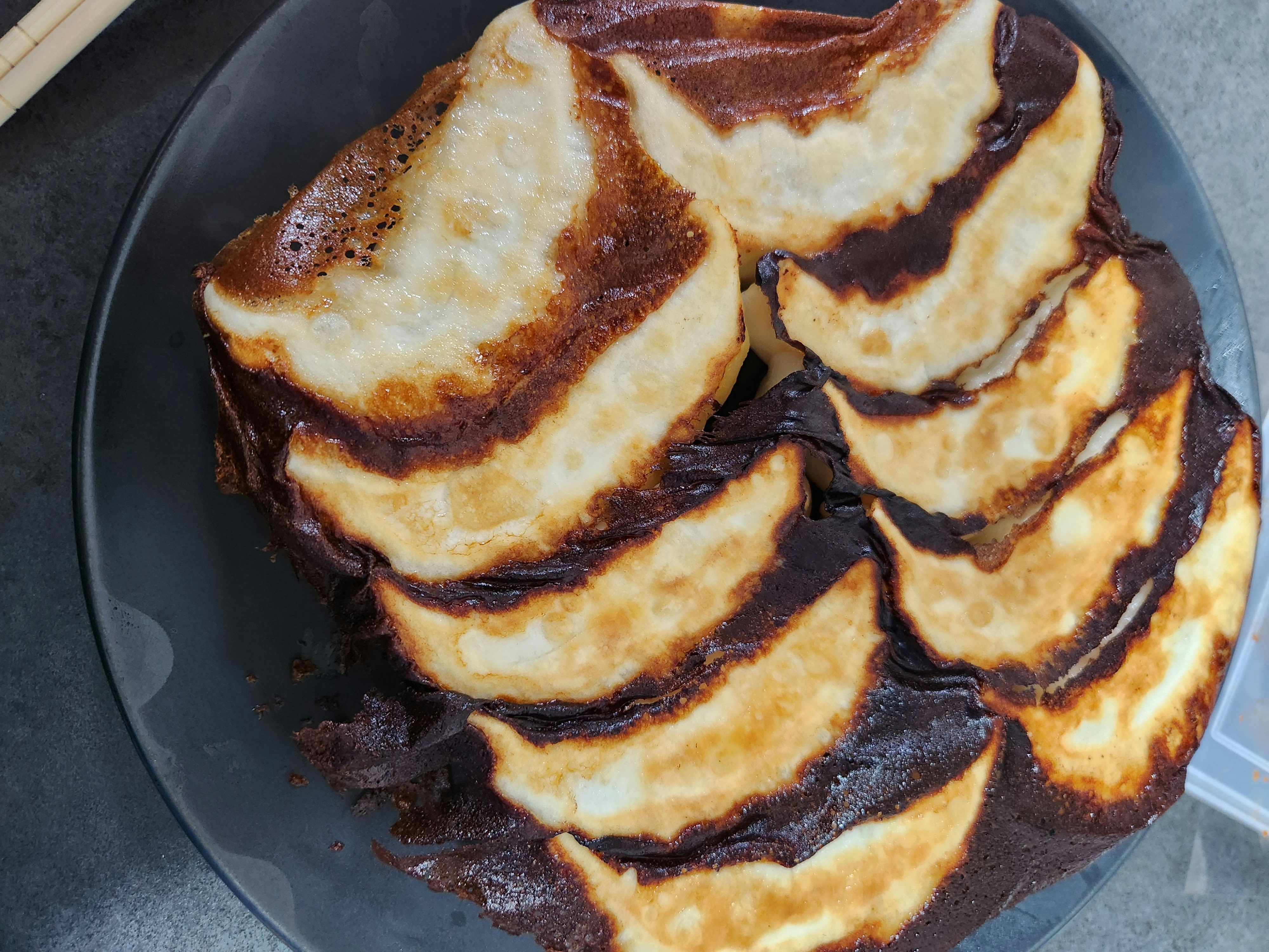 焼き餃子の断面が並ぶ皿のアップ