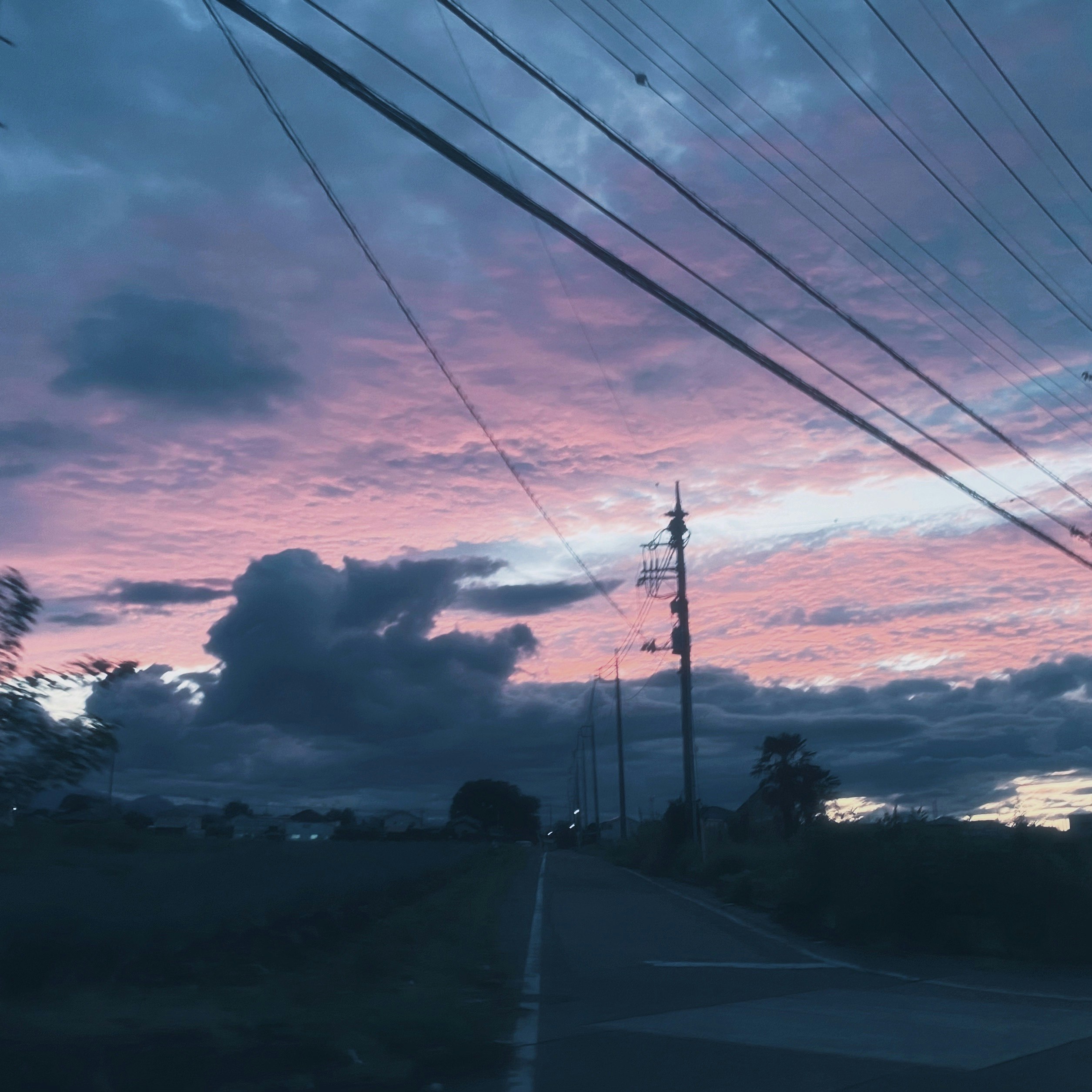 夕暮れの空と電線、道路沿いの街灯