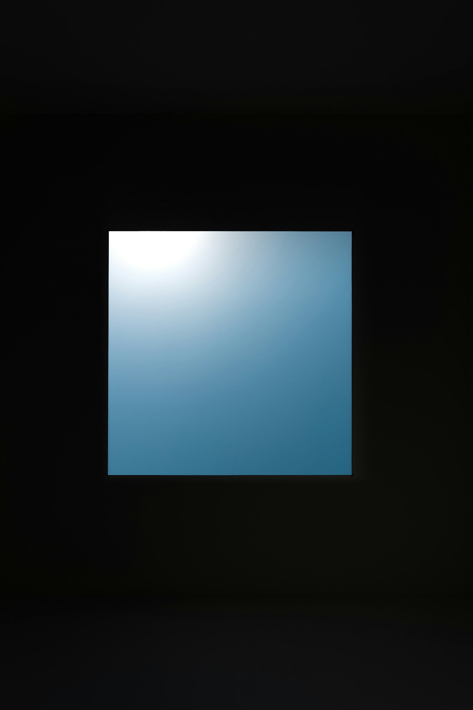 Une lumière carrée bleue sur fond noir