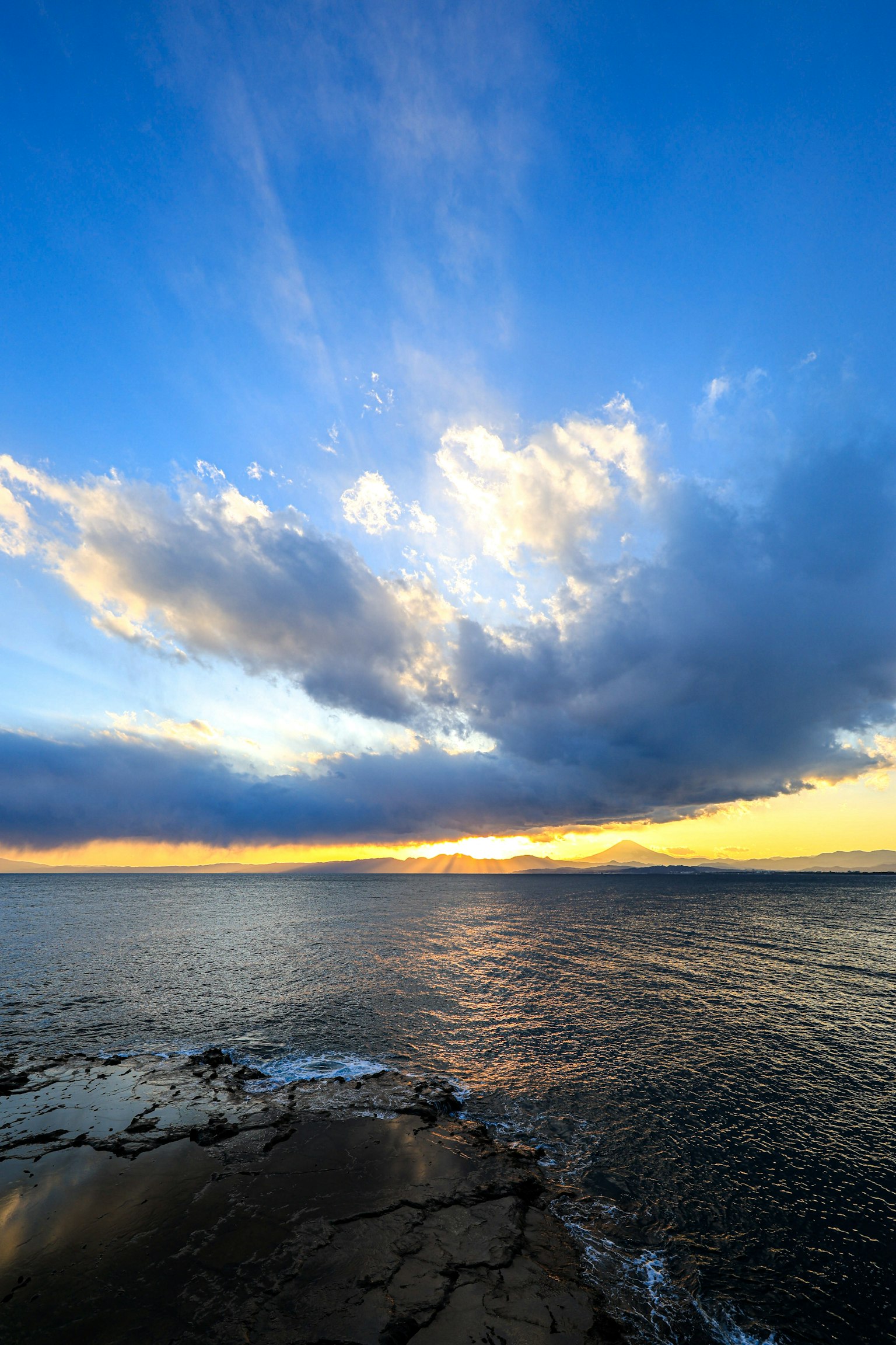 美麗的海景，藍天雲朵和地平線上的日落