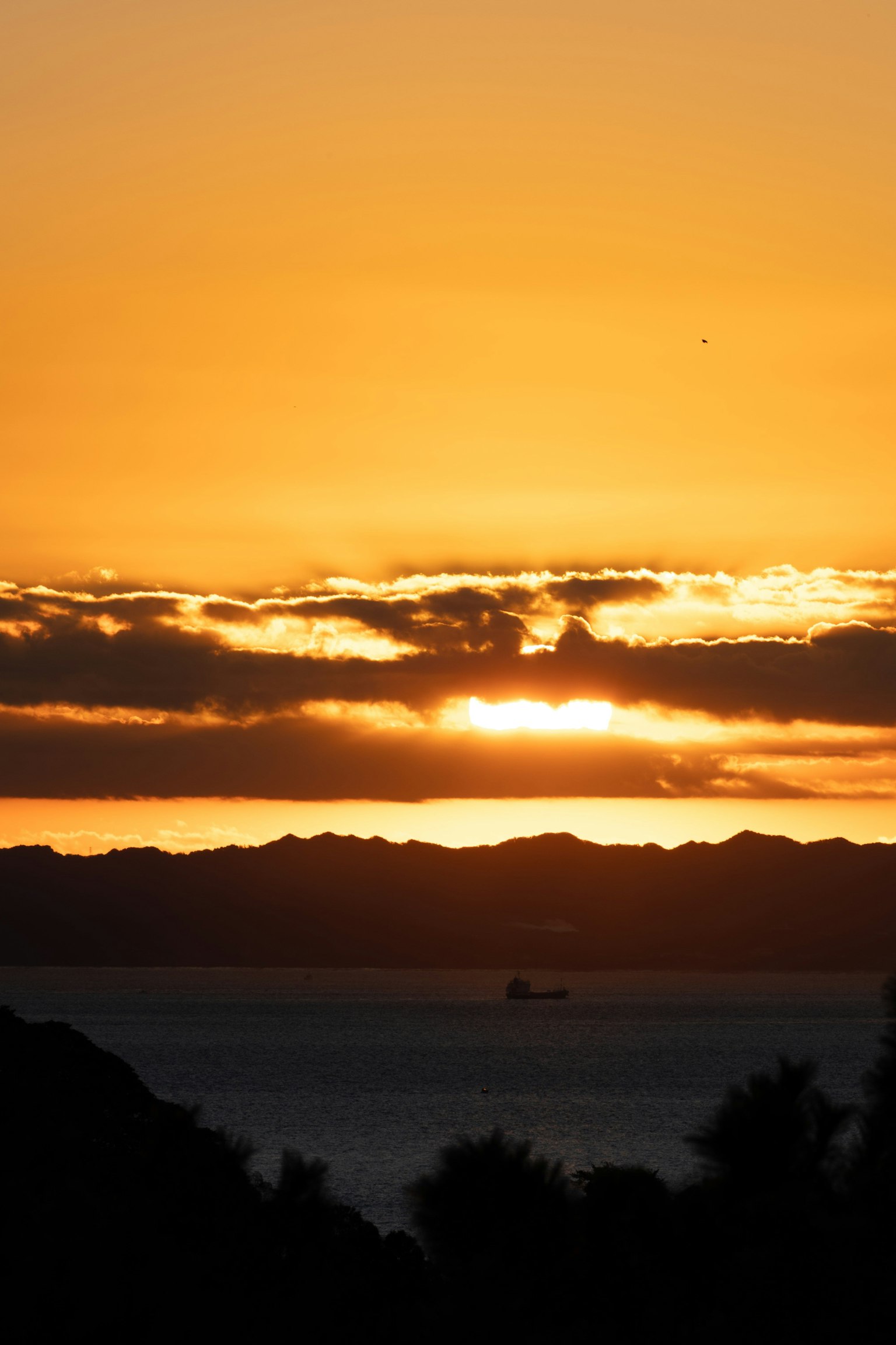 Bellissimo tramonto sull'oceano con cielo arancione e nuvole