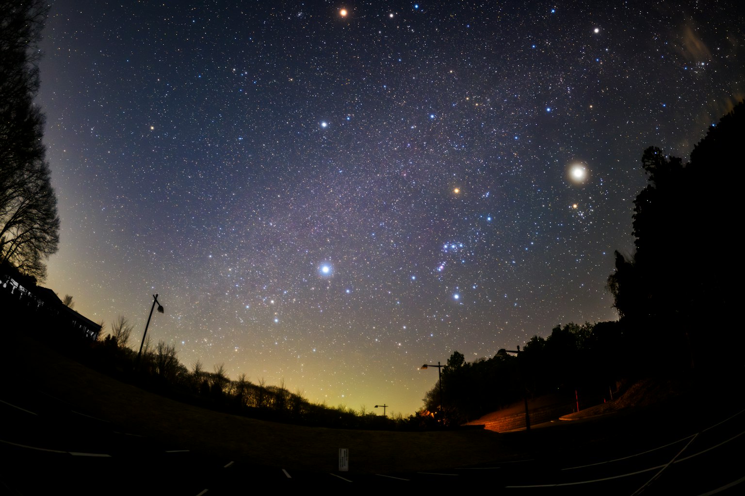 Ciel étoilé vaste avec des étoiles et une galaxie visibles