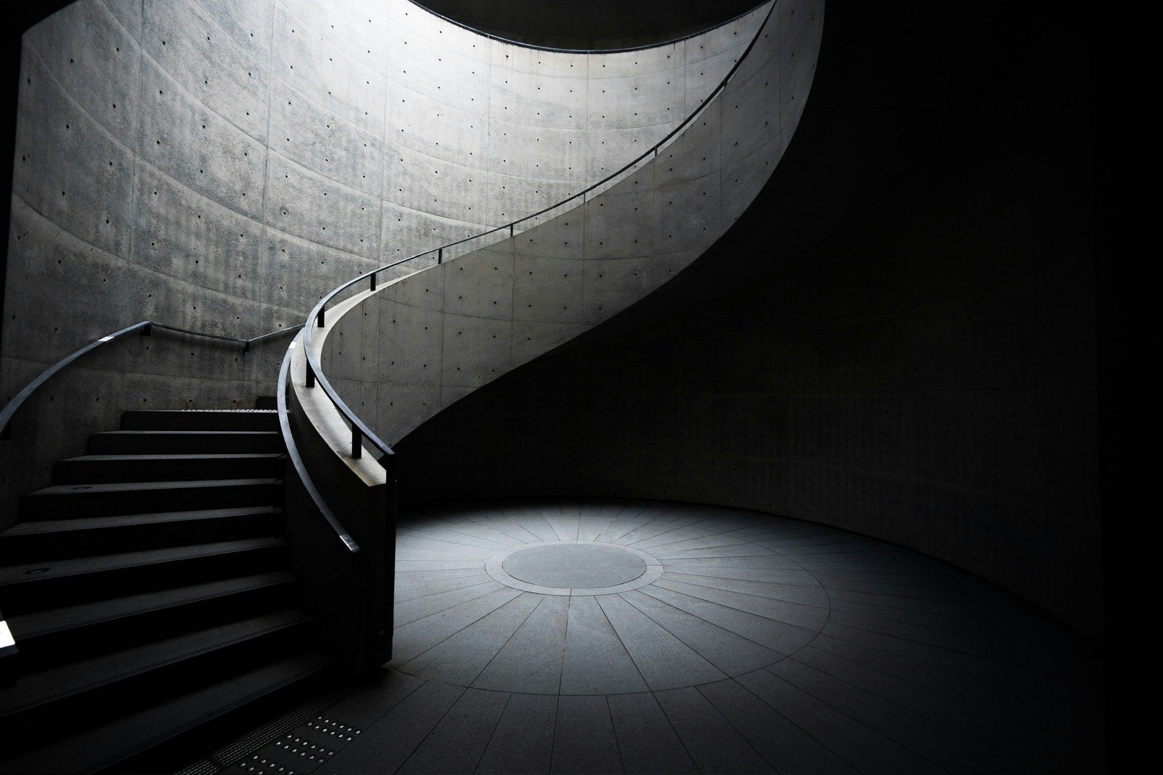 Escalera de caracol y espacio de atrio circular en el Museo de Arte de la Prefectura de Hyōgo