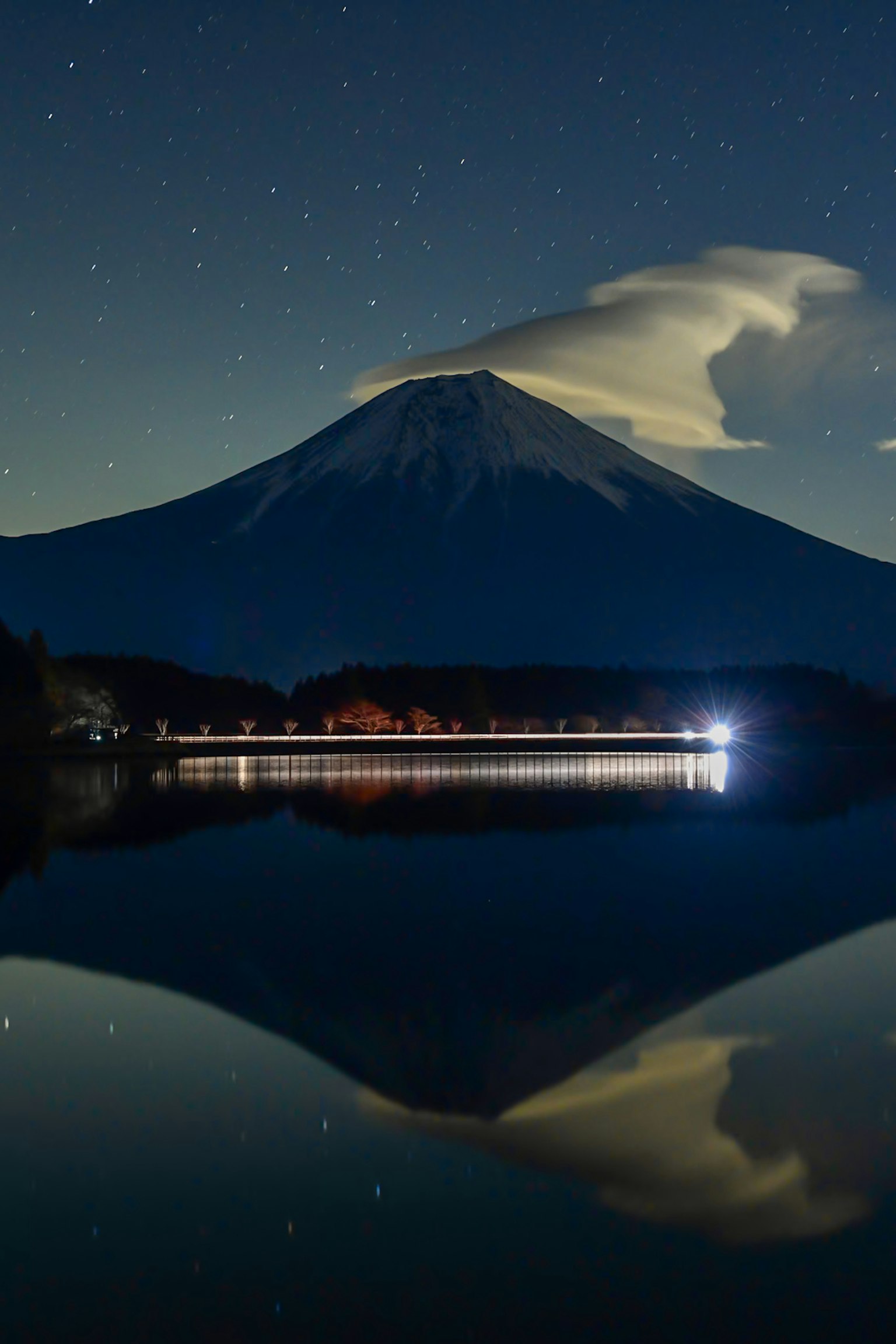 Hermosa vista del monte Fuji reflejado en el lago de noche con estrellas