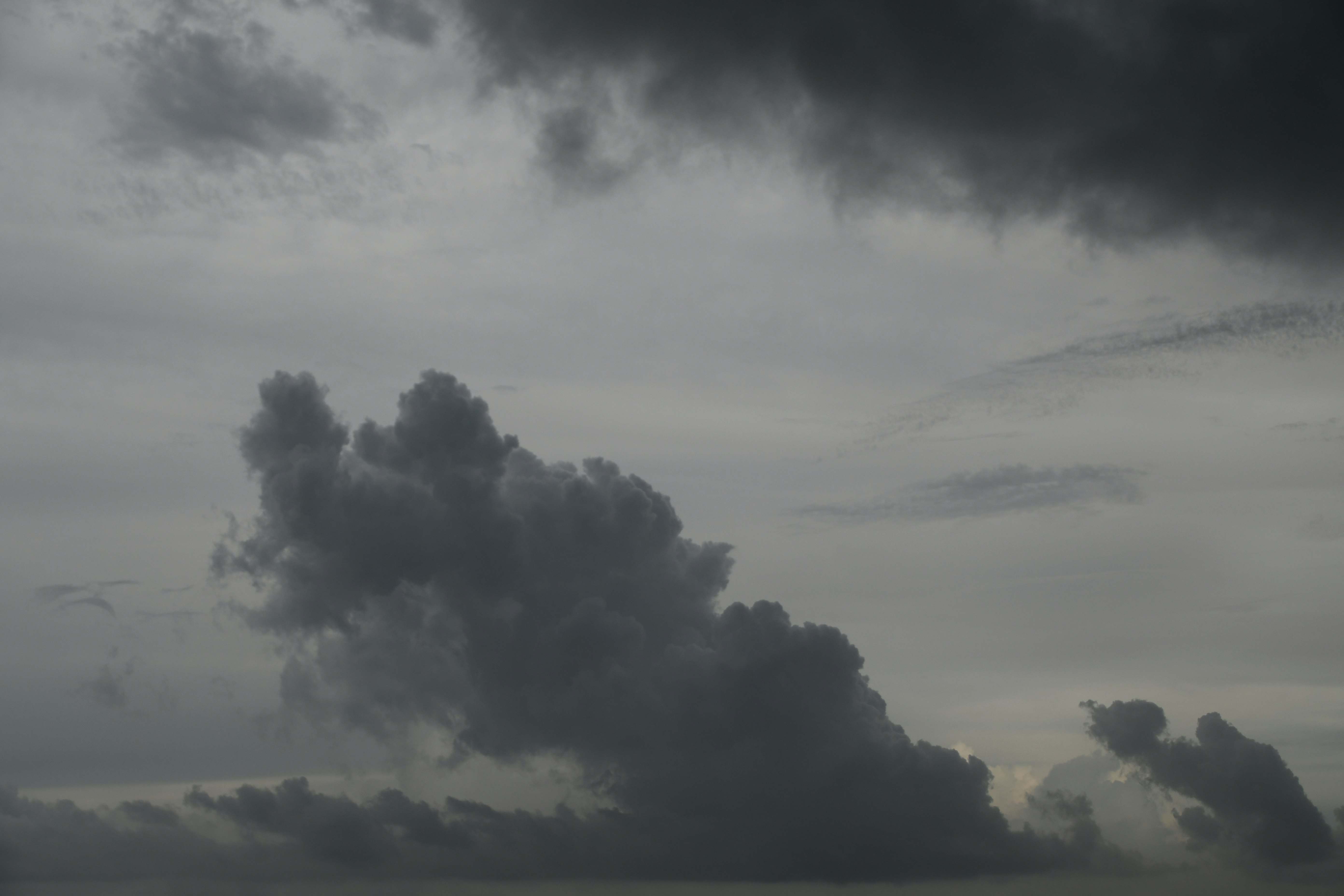 雲の隙間から差す光のある空の大きな積乱雲