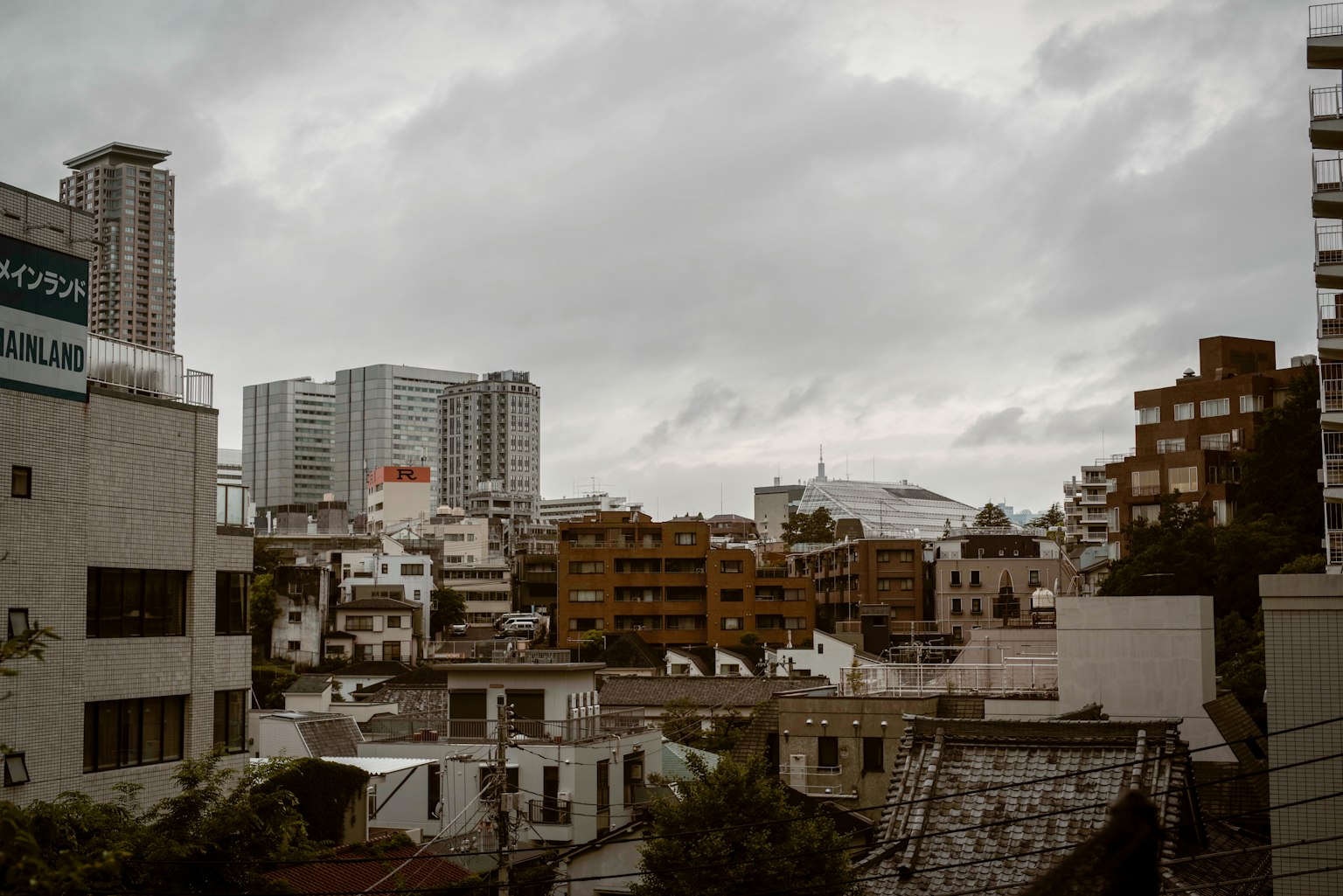 城市景觀與陰雲密布的天空