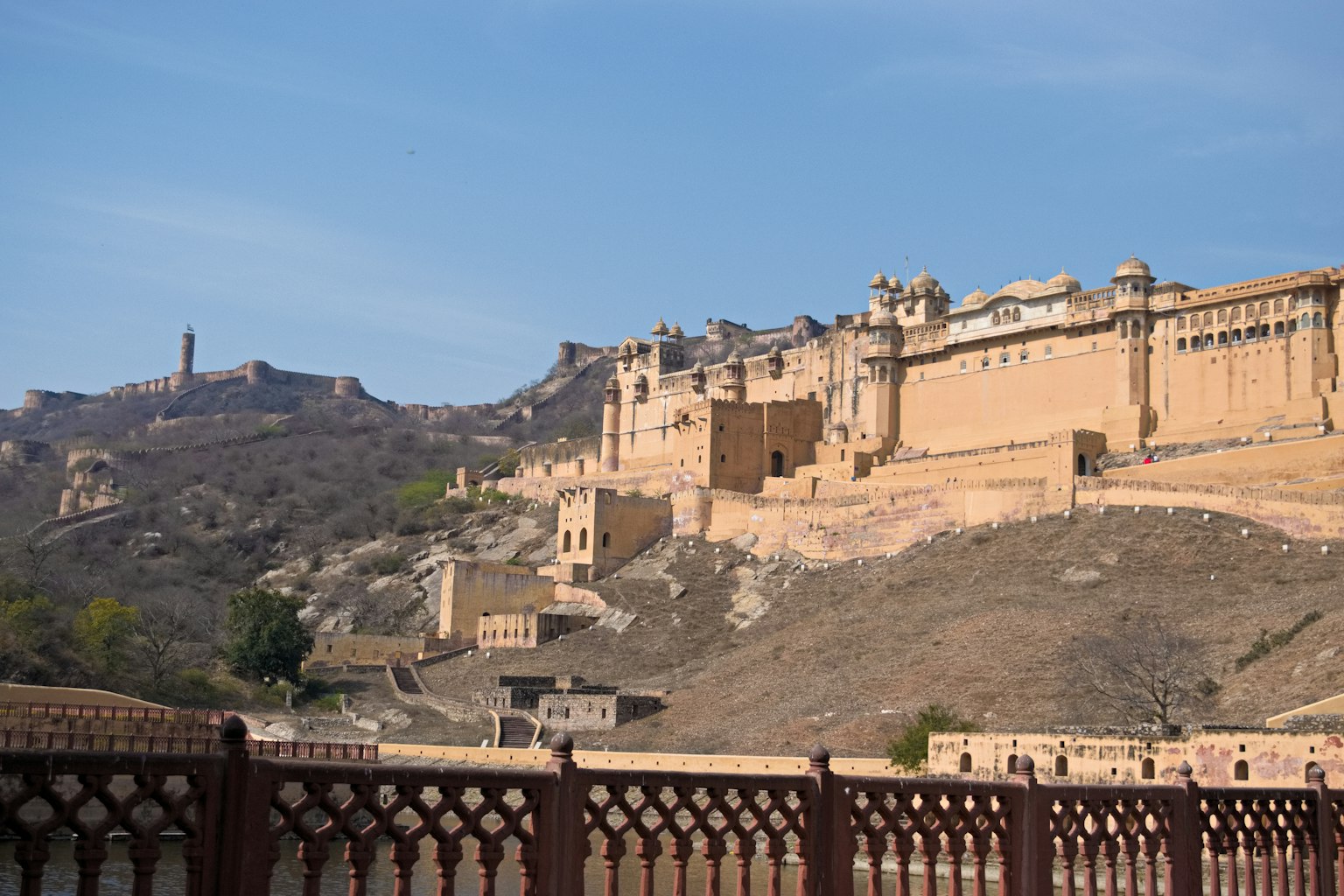 Majestätischer Blick auf das Amer Fort mit umliegenden Hügeln