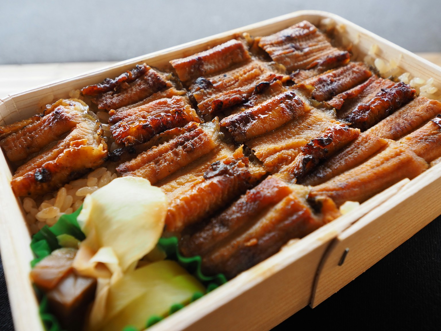 Gambar kotak bento dengan belut panggang yang disusun rapi