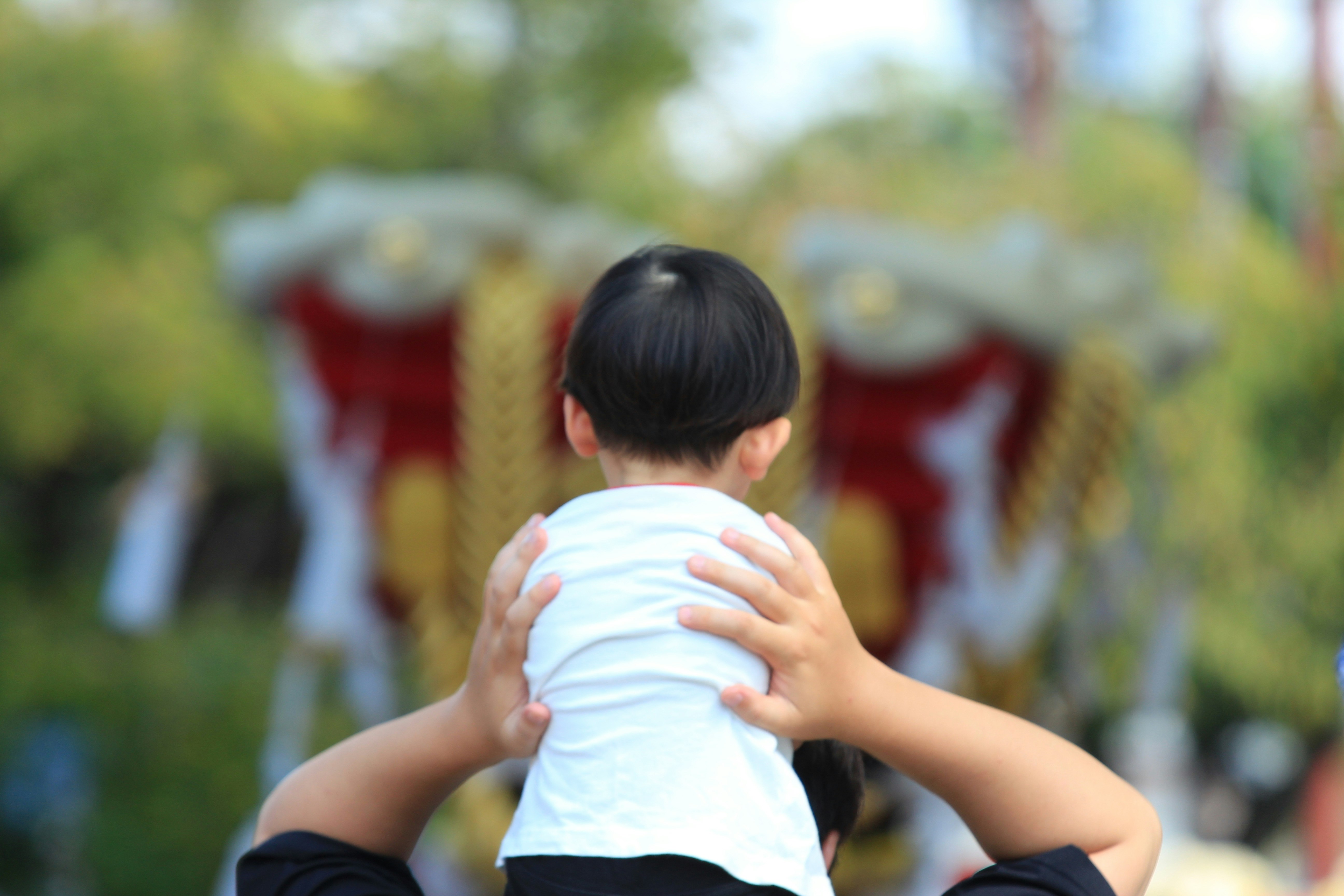 觀看傳統鼓祭的親子背影