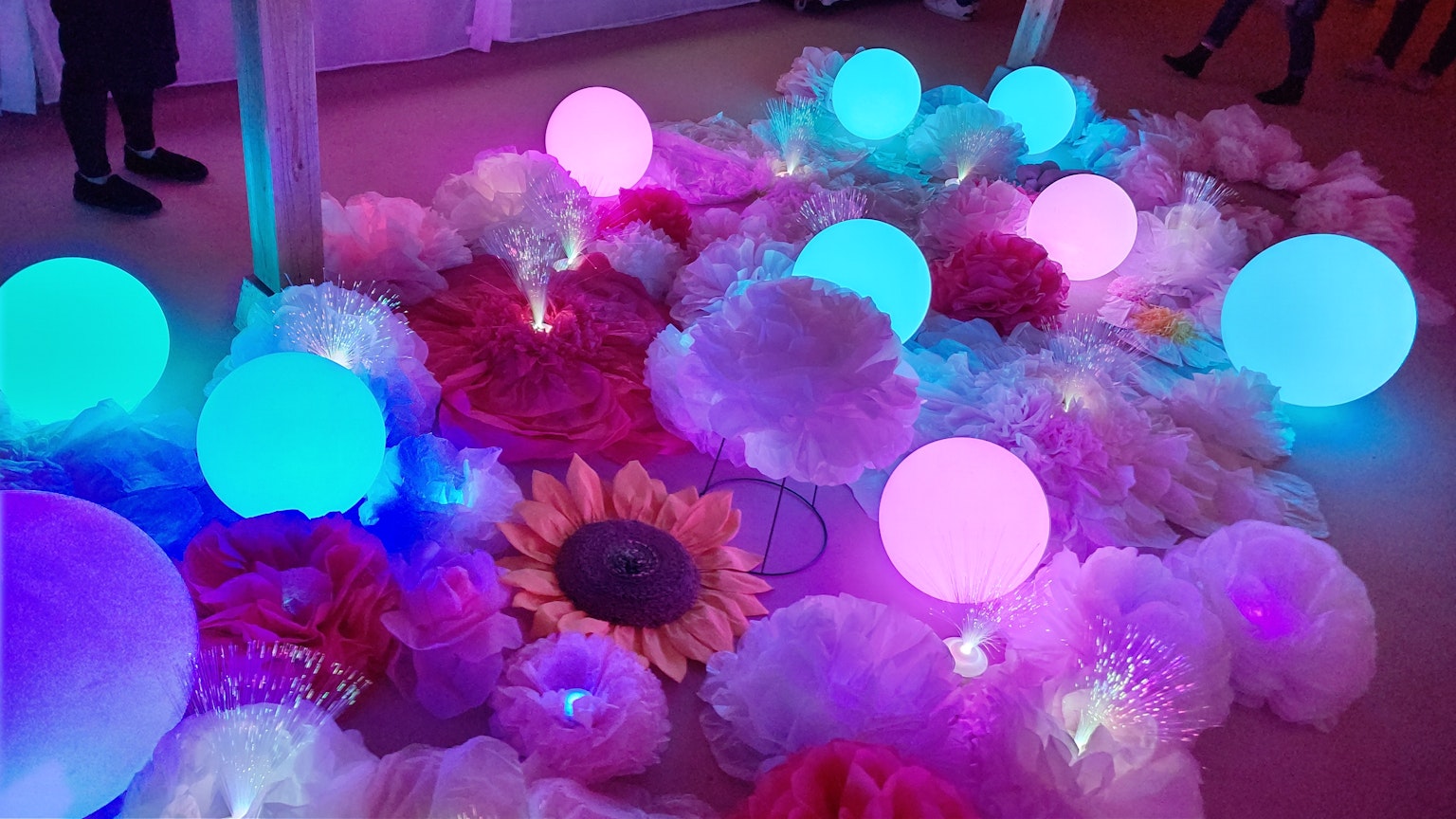 Un'ambientazione fantasiosa di sfere luminose e fiori soffici dai colori vivaci