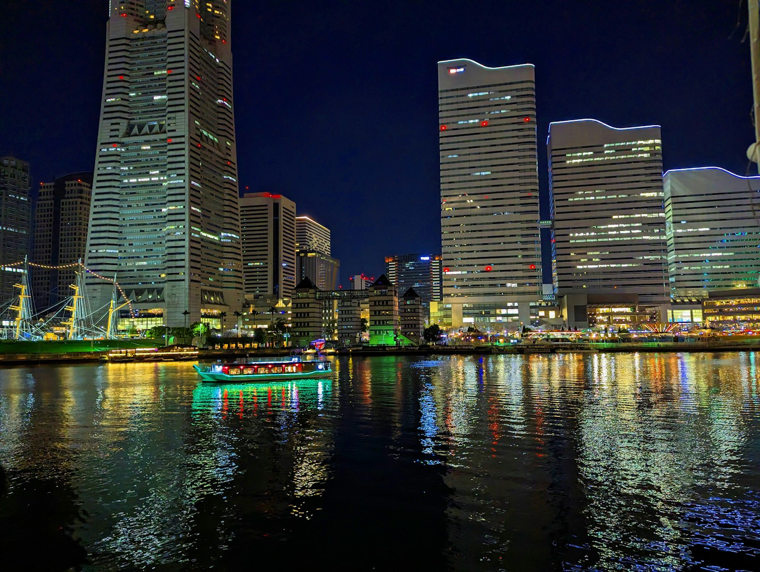 橫濱天際線的夜景與發光的船