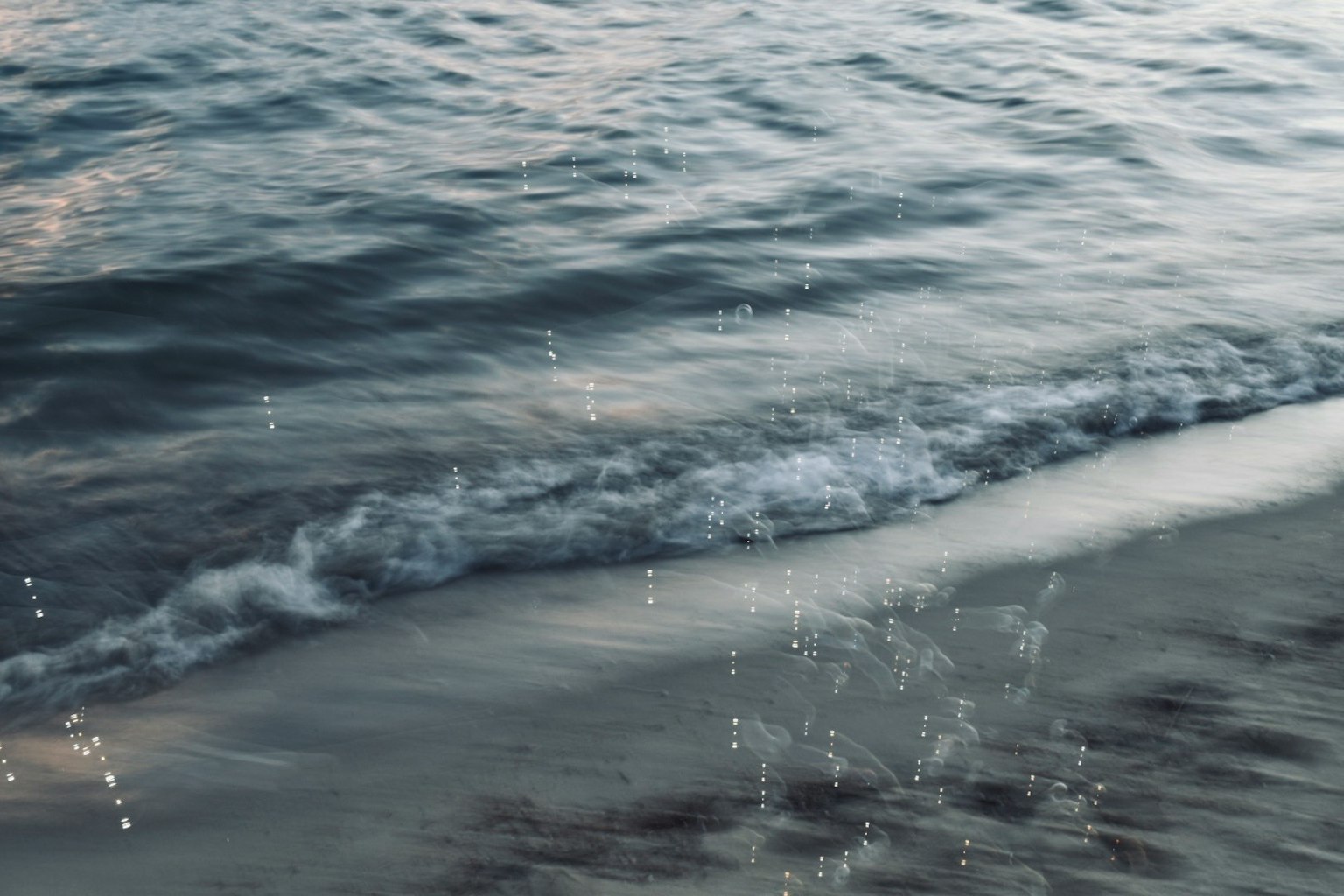 Gelombang laut lembut menghantam pantai berpasir