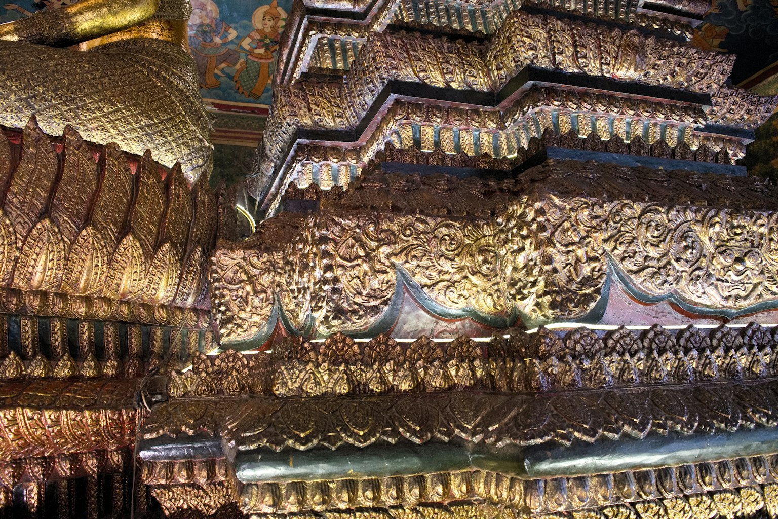 复杂的金色装饰寺庙建筑
