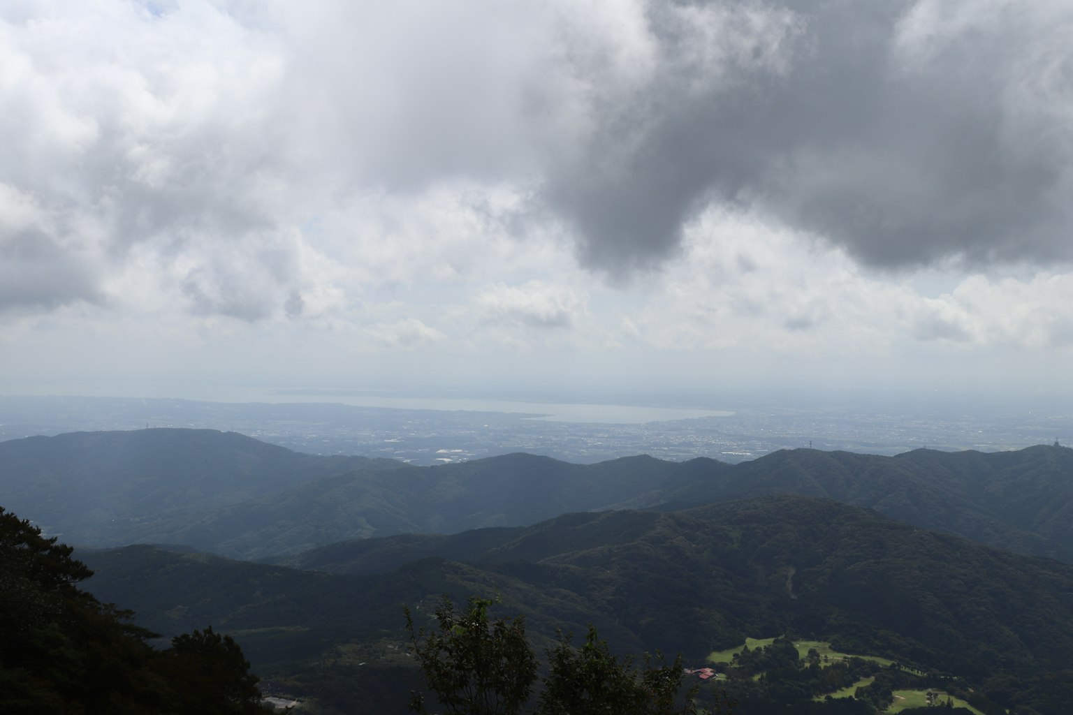 Vista panoramica di montagne e nuvole con il mare in lontananza