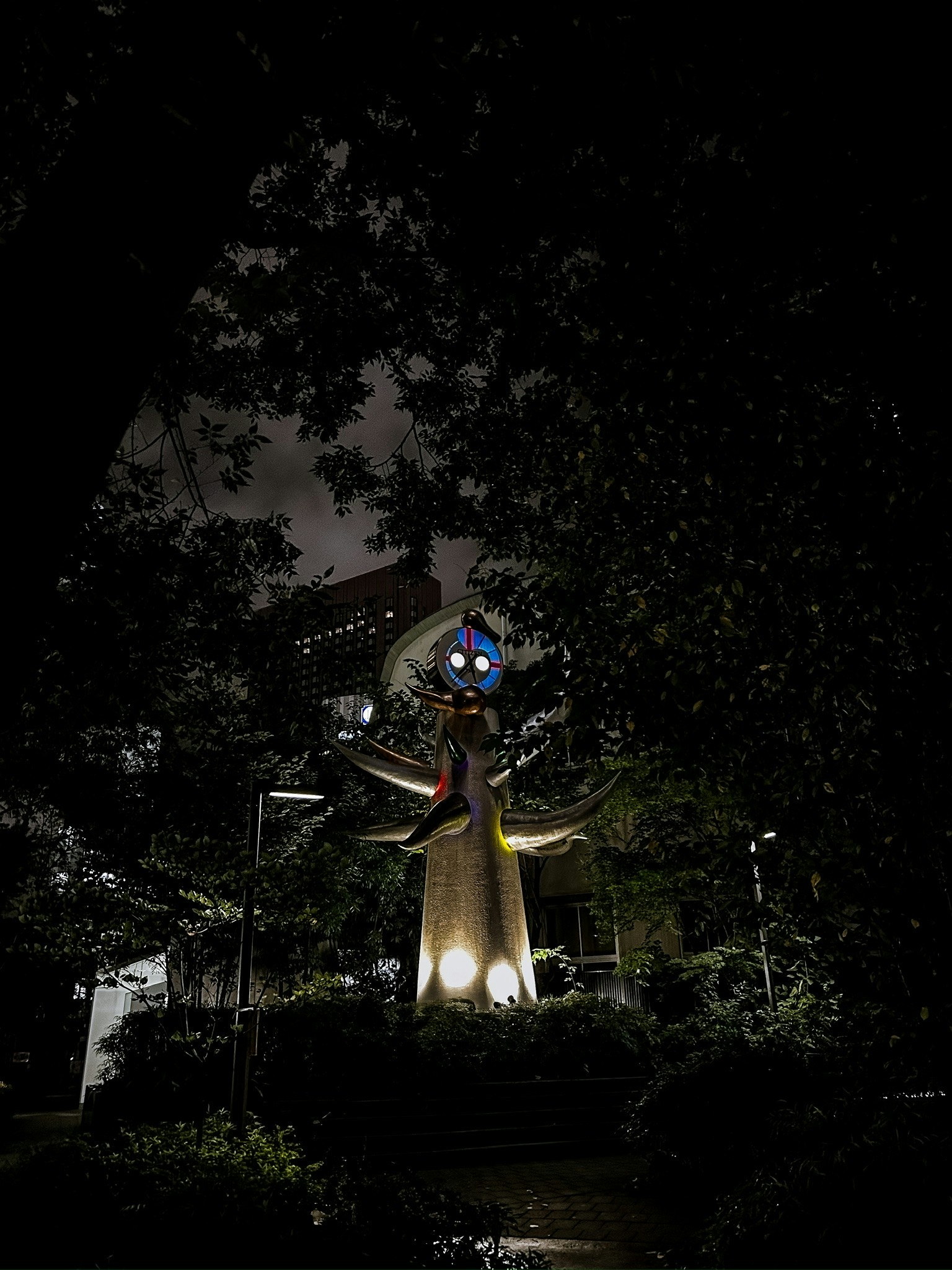 夜の公園で光るイルミネーションの像