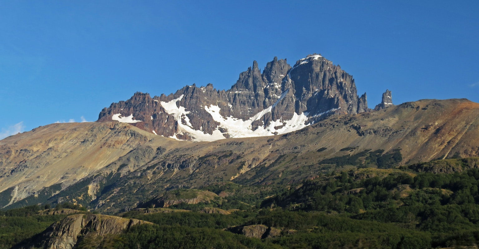 Beeindruckende Berglandschaft mit schneebedeckten Gipfeln und klarem blauen Himmel